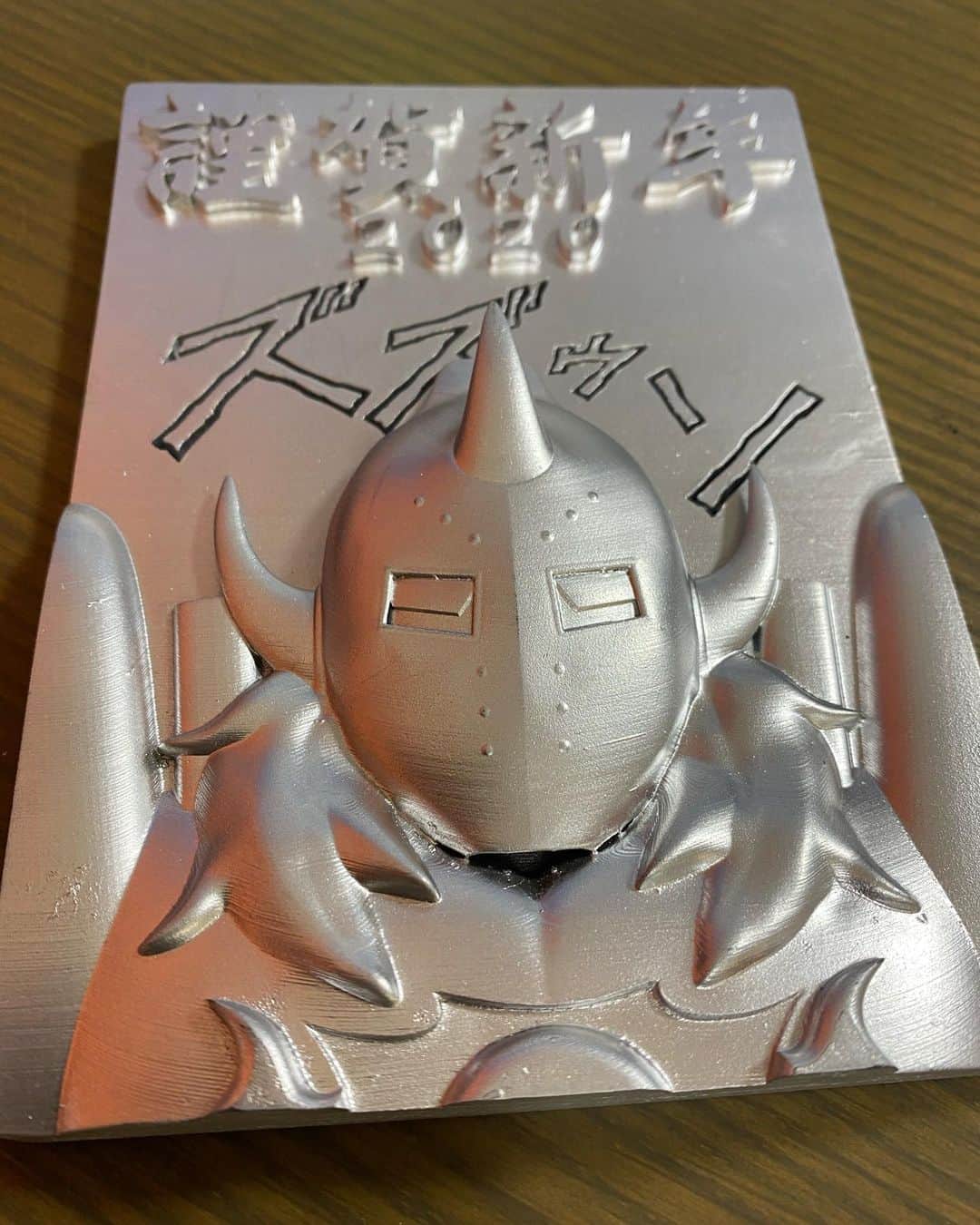のインスタグラム：「鋼鉄製のロビンマスクでお馴染みの福山のキャステムさんからの今年2020年の年賀状は な、なんと悪魔将軍だぁぁあ。こんなのよく届くものだ。 #キン肉マン　#40周年　#キャステム　#悪魔将軍　#立体年賀状　#筋肉人　#金肉人　#kinkeshi #kinnikuman」