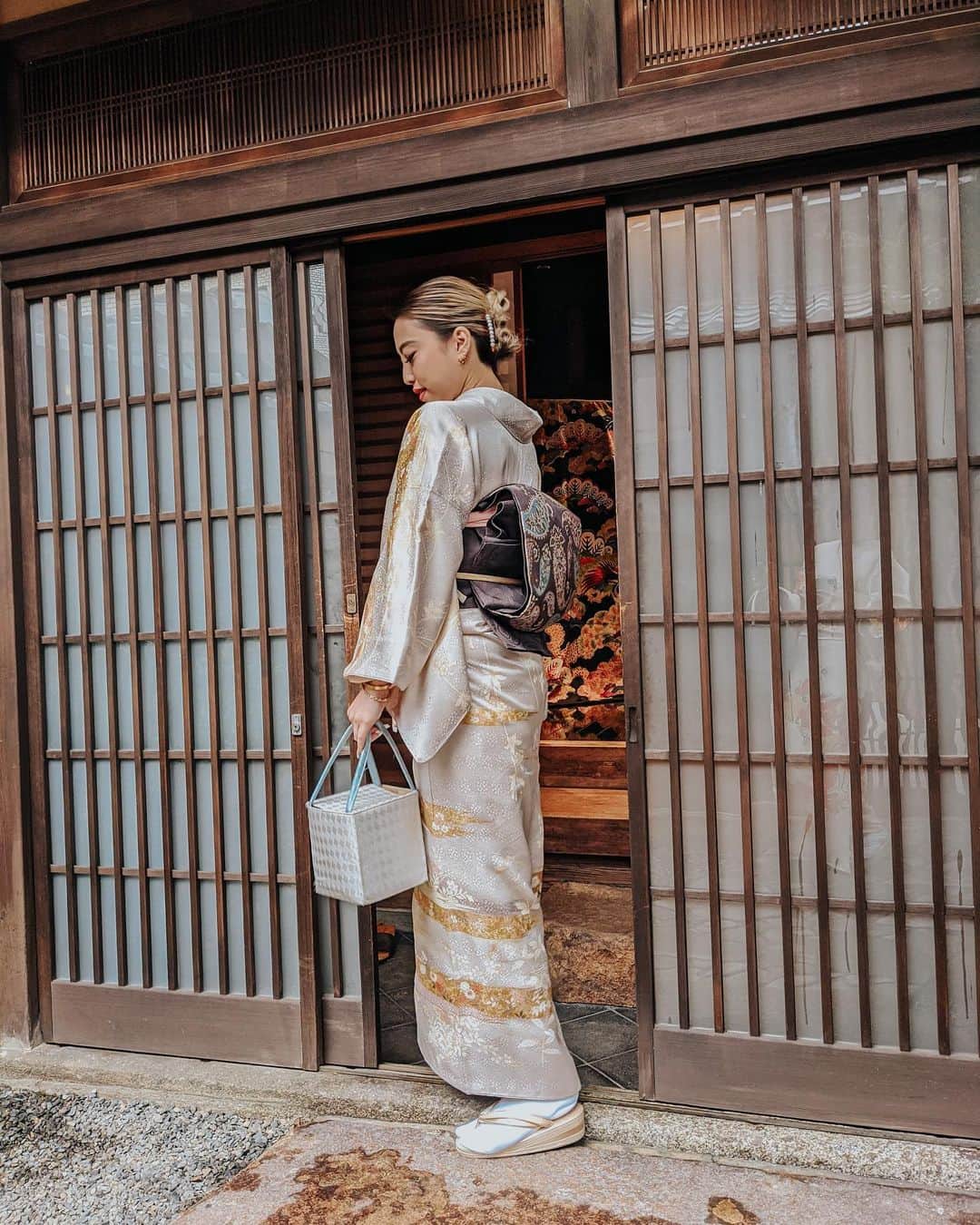 植野有砂さんのインスタグラム写真 - (植野有砂Instagram)「Rental Kimono from @shosa_kyoto_official 👘✨着物の詳細✨ストーリーにはあげたけど、SHOSAという呉服屋さんでお借りしました💕本当に美しいお着物ばかりですごく迷った😩私は薄パープルのライラックのようなお着物に、ペイズリー柄で遊び心あるパープル帯を合わせました💜ヘアセットもしていただけるし、私服をホテルまで持っていってくれるサービスもあるから楽チンに支度できました✌🏼彼のお着物もこちらでお借りしたよ👘まぁ私が全部選んだけどwいーちゃんのお着物も本当かわいい！帯も可愛すぎたぁ〜😭❤️ SHOSAさんのお着物は本当に品があって高級感があるものばかりで、格が違かった😳🎍3枚目が加工なしの色です💜💜 着物って本当にいいよね〜😍もっといろんなの着たい！！！次京都行った時も絶対また着る🥺💕#kyoto #kimono #京都」1月6日 14時10分 - alisaueno