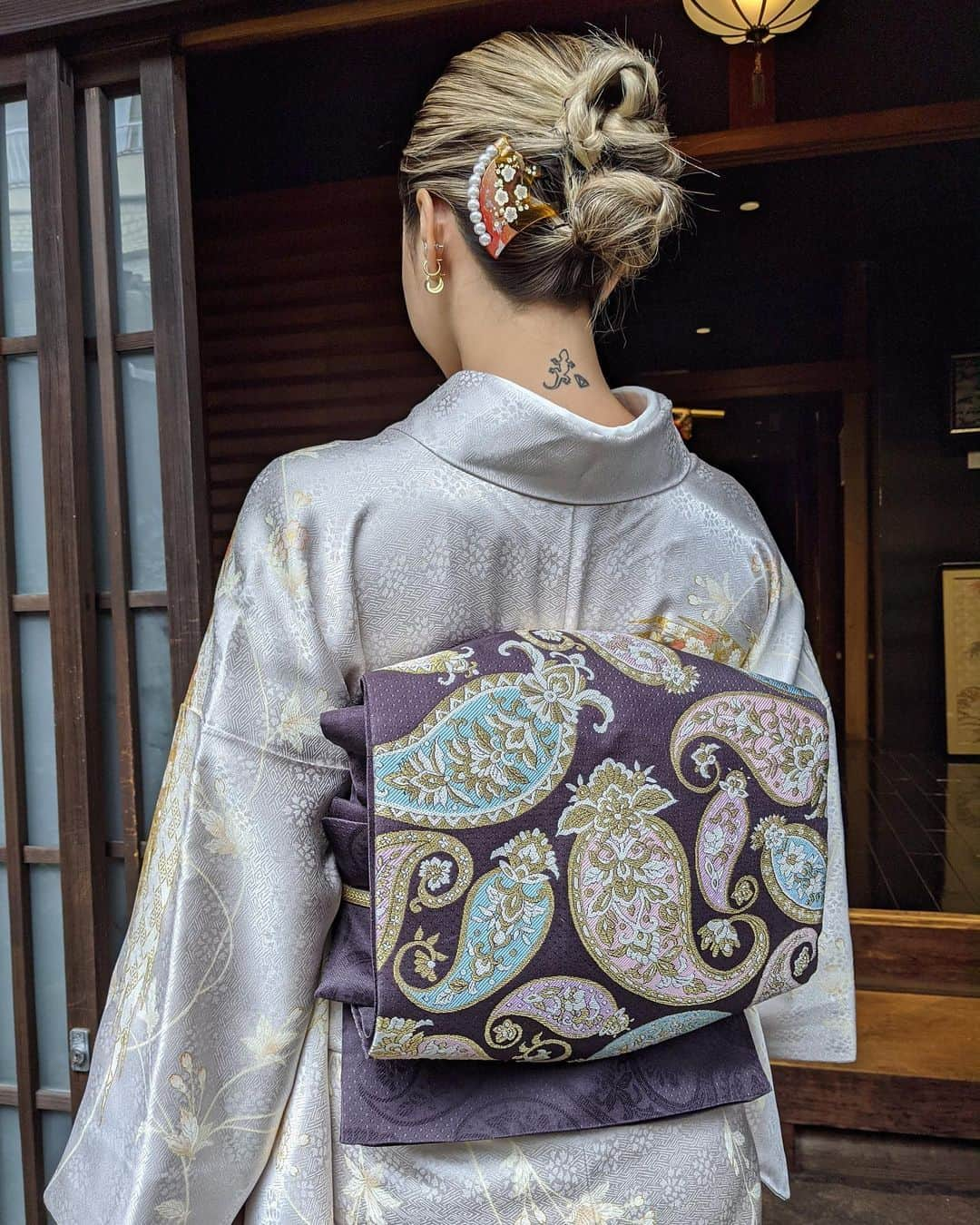 植野有砂さんのインスタグラム写真 - (植野有砂Instagram)「Rental Kimono from @shosa_kyoto_official 👘✨着物の詳細✨ストーリーにはあげたけど、SHOSAという呉服屋さんでお借りしました💕本当に美しいお着物ばかりですごく迷った😩私は薄パープルのライラックのようなお着物に、ペイズリー柄で遊び心あるパープル帯を合わせました💜ヘアセットもしていただけるし、私服をホテルまで持っていってくれるサービスもあるから楽チンに支度できました✌🏼彼のお着物もこちらでお借りしたよ👘まぁ私が全部選んだけどwいーちゃんのお着物も本当かわいい！帯も可愛すぎたぁ〜😭❤️ SHOSAさんのお着物は本当に品があって高級感があるものばかりで、格が違かった😳🎍3枚目が加工なしの色です💜💜 着物って本当にいいよね〜😍もっといろんなの着たい！！！次京都行った時も絶対また着る🥺💕#kyoto #kimono #京都」1月6日 14時10分 - alisaueno