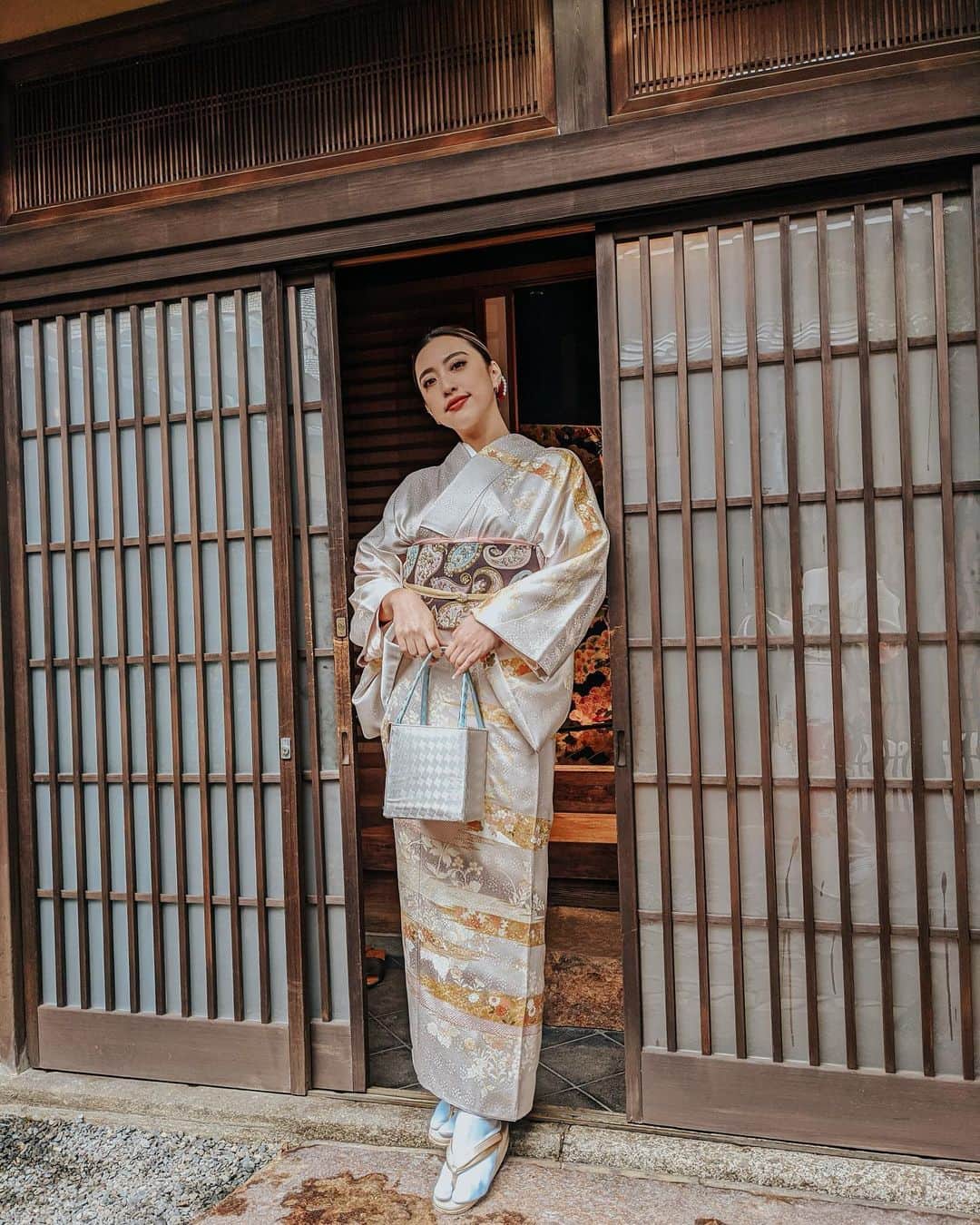 植野有砂さんのインスタグラム写真 - (植野有砂Instagram)「Rental Kimono from @shosa_kyoto_official 👘✨着物の詳細✨ストーリーにはあげたけど、SHOSAという呉服屋さんでお借りしました💕本当に美しいお着物ばかりですごく迷った😩私は薄パープルのライラックのようなお着物に、ペイズリー柄で遊び心あるパープル帯を合わせました💜ヘアセットもしていただけるし、私服をホテルまで持っていってくれるサービスもあるから楽チンに支度できました✌🏼彼のお着物もこちらでお借りしたよ👘まぁ私が全部選んだけどwいーちゃんのお着物も本当かわいい！帯も可愛すぎたぁ〜😭❤️ SHOSAさんのお着物は本当に品があって高級感があるものばかりで、格が違かった😳🎍3枚目が加工なしの色です💜💜 着物って本当にいいよね〜😍もっといろんなの着たい！！！次京都行った時も絶対また着る🥺💕#kyoto #kimono #京都」1月6日 14時10分 - alisaueno