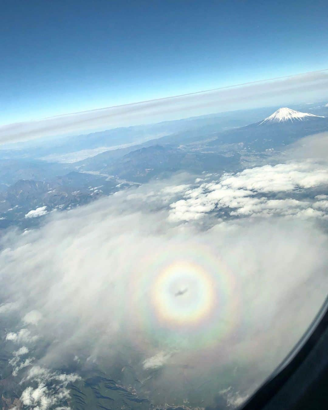 純名里沙さんのインスタグラム写真 - (純名里沙Instagram)「初富士🗻✨🙌 富士山、やっぱりすき💗 ・ そして、雲に映る飛行機✈️の影も面白い今日この頃。。＾＾ ・ #富士山 #🗻 #富士山好き #見られて幸せ #飛行機からの富士山 #飛行機好き #飛行機の影✨🙌」1月6日 14時10分 - risajunna3158