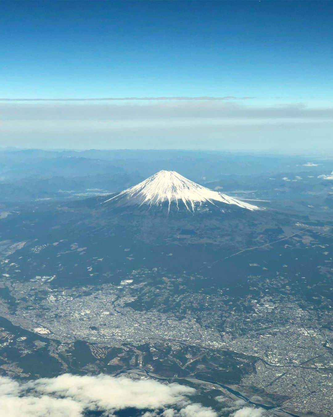 純名里沙さんのインスタグラム写真 - (純名里沙Instagram)「初富士🗻✨🙌 富士山、やっぱりすき💗 ・ そして、雲に映る飛行機✈️の影も面白い今日この頃。。＾＾ ・ #富士山 #🗻 #富士山好き #見られて幸せ #飛行機からの富士山 #飛行機好き #飛行機の影✨🙌」1月6日 14時10分 - risajunna3158