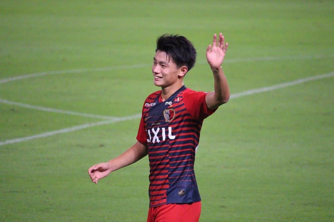 上田綺世のインスタグラム：「あけましておめでとうございます。 2019年、応援ありがとうございました。 2020年はまた一皮剥けた姿を見せられるよう努力します。 今年も熱い声援よろしくお願いします。  #kashimaantlers #2020 #新年あけましておめでとうございます  #今年もよろしくお願いします  #鹿島の新ユニかっこいいです。」