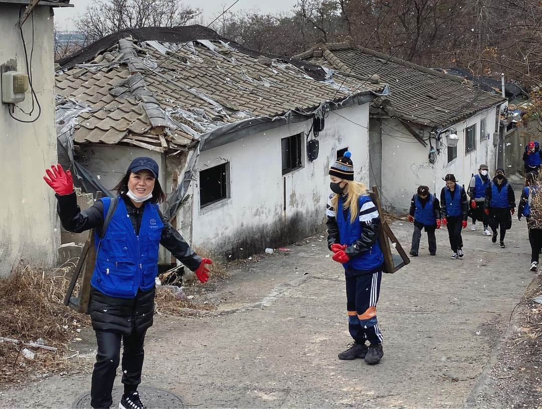 ダラ さんのインスタグラム写真 - (ダラ Instagram)「함박눈이 펑펑 내리던 오늘 오전🌨❄️⛄️ 션오빠&숙언니와 함께 대한민국 온도 1도 올리기!!! 연탄봉사 하구 왔어요~ 🔥🔥🔥 자주는 못하더라도 일년에 한번씩은 꼭 가려구 하는데요😭 오늘도 많은분들이 와주셔서 다같이 으쌰으쌰 하면서 3천장을 날랐어요~ 모두들 수고 많으셨고 올한해 좋은 일들만 가득하시길 바래요~!!!😀🙏🏻 #대한민국온도1도올리기 #연탄봉사 #2020」1月6日 14時17分 - daraxxi