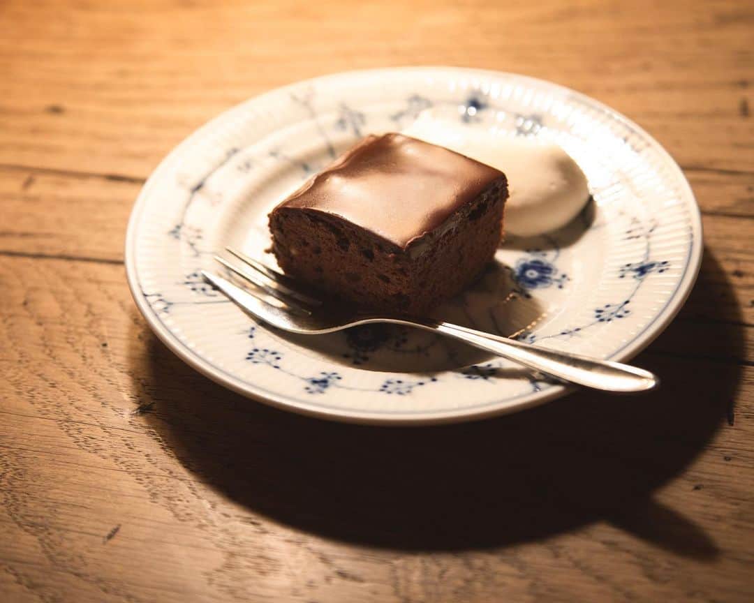 Fashion Headlineのインスタグラム：「週末喫茶部、都内で初詣。参拝後に寄りたい“絶品ケーキ”のある喫茶4選【EDITOR'S BLOG】 「週末喫茶部」第6回目の今回は、いつもとはちょっと構成を変え、“美味しいケーキ”が食べられる喫茶店（一部、ケーキのテイクアウトができるお店も）4件をご紹介。 🍫1枚目: #cafelesjeuxgrnie 🍰2枚目: #TIES @cafe_ties 🍋3枚目: #ローヤル珈琲店 🧁4枚目: #しろたえ  photography : NATSUME TEZUKA(@natsumetezuka )  詳しくは @fashionheadlinejpn のプロフィールTOPのURLから🔗」