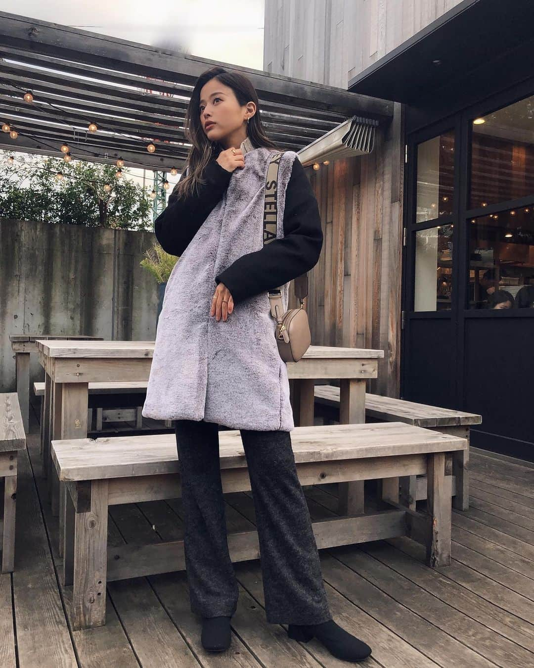 佐野真依子さんのインスタグラム写真 - (佐野真依子Instagram)「■Fur&Wool Combination Jacket ￥19,800 ■Brushed Jersey Flare Leggings ￥6,490 charcoal ファー切替のデザインがかわいい 異素材MIXコート♡ 質感の柔らかフェイクファーで 袖の切り替えがファーベストみたいでお洒落なコートだよ♡ パンツは新作フレアの charcoalです♡ @trunc88_official  #trunc88」1月6日 14時25分 - sanomaisanomai