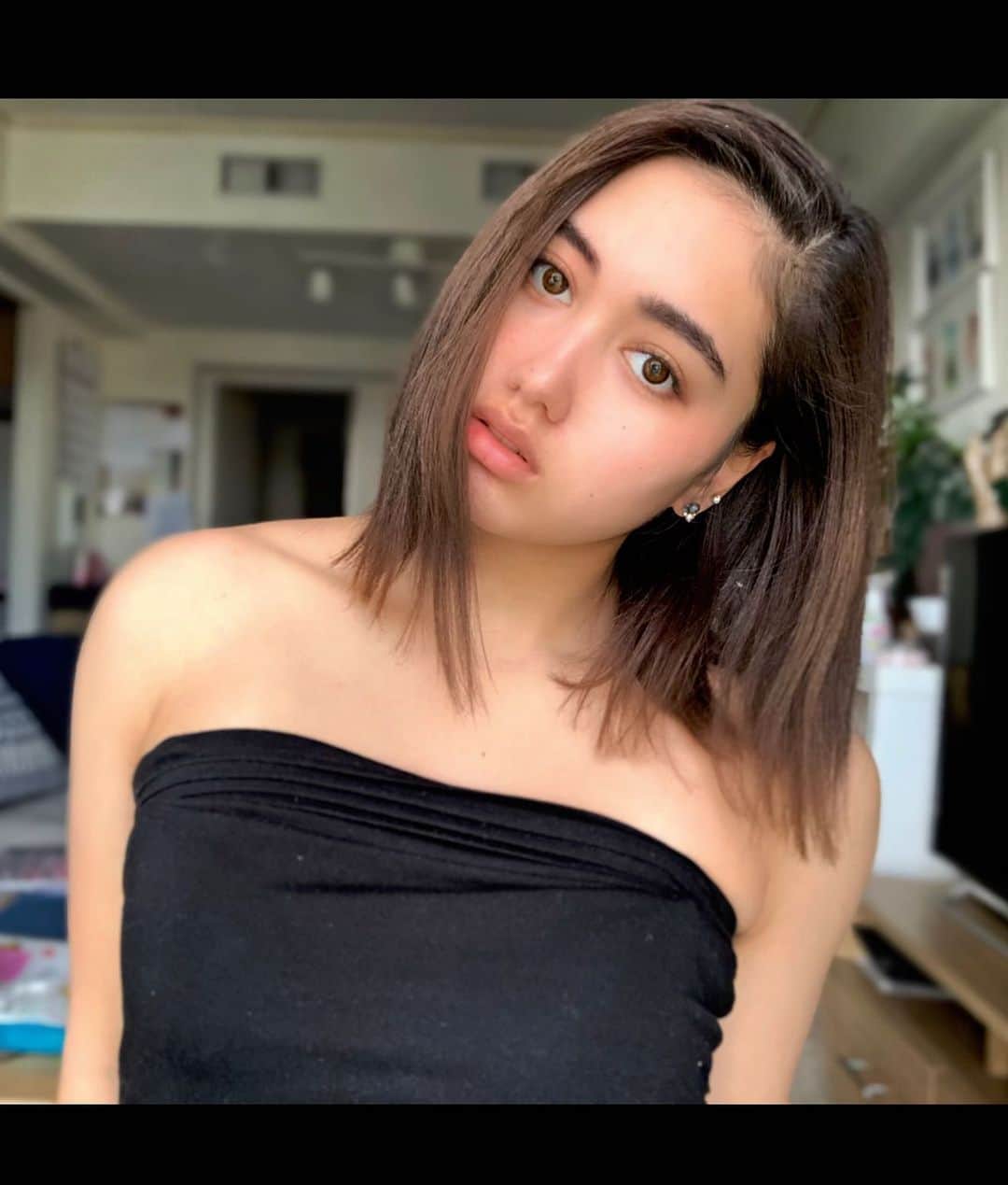 ベネット・マヤのインスタグラム：「Insert caption... . . . .  #glowing #selfcare #beauty #makeup」