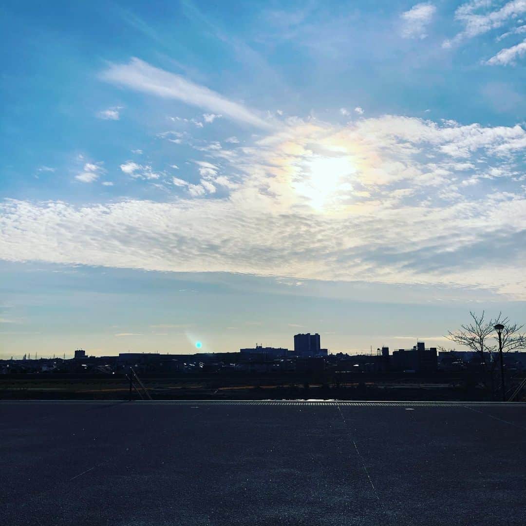 田中えみさんのインスタグラム写真 - (田中えみInstagram)「休み明け。とても静かで気持ちがいい〜 広い空を見ると、自分も広い心の持ち主になった気分になるね♪深呼吸して月曜日、スタート！」1月6日 14時56分 - emiitanakaa