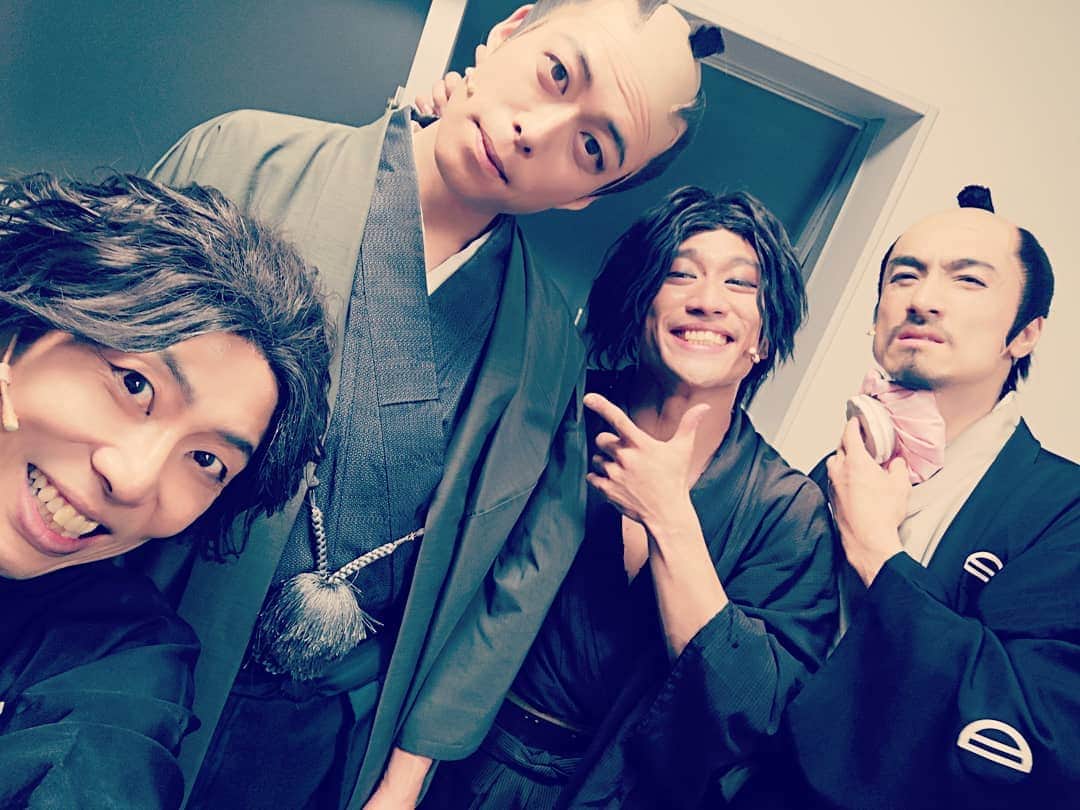 岡田達也のインスタグラム：「昨日は神農直隆くんの誕生日でした。 彼が武市半平太（役）で、とても良かったです。  武市さん、世界を掴むぜよ！  #刀剣乱舞 #赤坂ACTシアター  #土佐藩 #坂本龍馬  #岡田以蔵 #武市半平太 #吉田東洋  #岡田達也 #一色洋平 #神農直隆 #唐橋充」