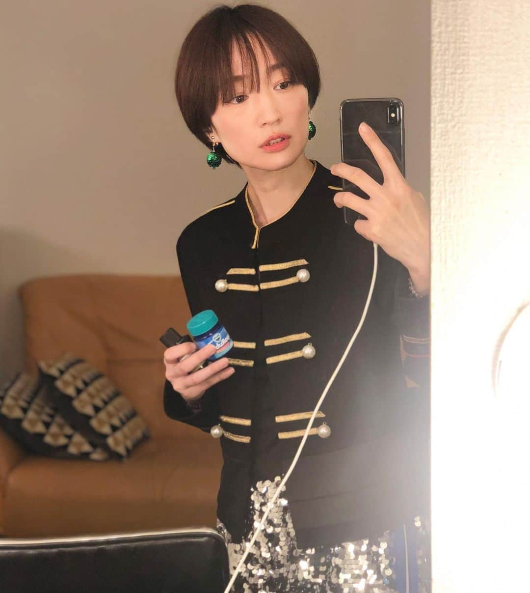 安藤裕子さんのインスタグラム写真 - (安藤裕子Instagram)「去年末のビルボード 宝塚のようにピカピカな素材で歌いました。 ミラーボールのようにジャージが反射してお客さんのお顔が照らされて。 なんだか申し訳なかったです。  2/2はイベントで人前始め。 何着ようかな。」1月6日 15時09分 - yuko_ando