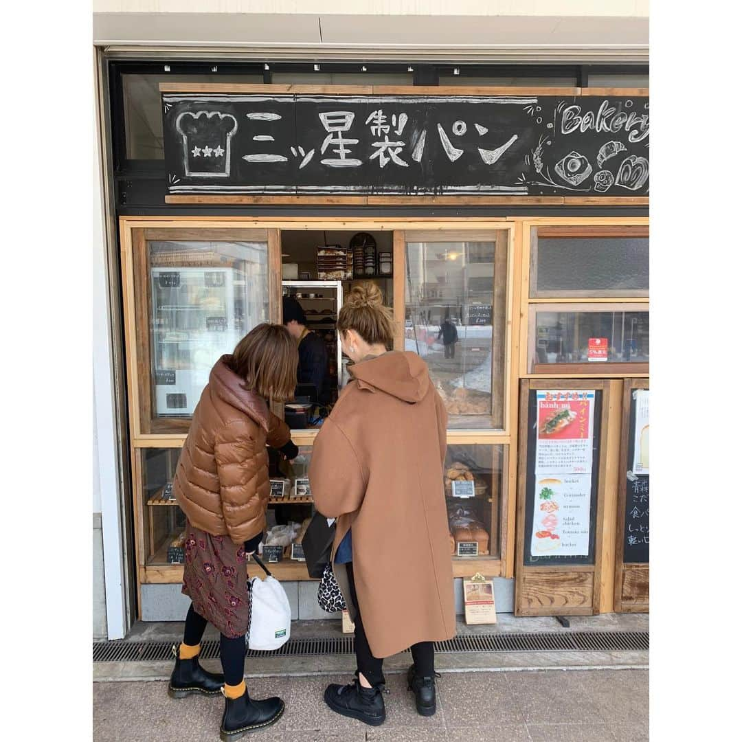 YU-U（工藤由布）さんのインスタグラム写真 - (YU-U（工藤由布）Instagram)「青森ラストlunch🐟🍚 炙り海鮮丼🐡→三ツ星製パン🍞 大満足〜✨ 会う人会う人に毎日美味しそうで、食べすぎ飲み過ぎじゃないかと心配され 🙃🙃 けど元気だから体力あるのを褒められ😂😂 こうやって過ごせたのもみんな時間作ってくれたから🙏🏻💓 本当にありがとう🥰 ・・・ 新青森駅でイギリストーストのアイス🍨見つけて新幹線で食べるの巻🌀 パンはおうちでリベイクするね🥐 ・・・ #u青森の歩き方 #海坊厨 #三ツ星製パン  #青森」1月6日 15時29分 - nyan22u22nyan