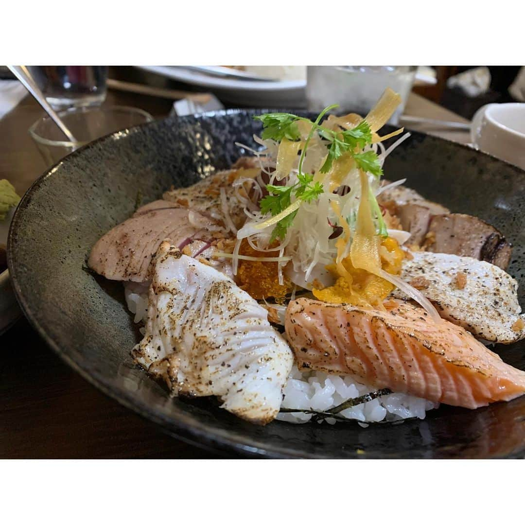 YU-U（工藤由布）さんのインスタグラム写真 - (YU-U（工藤由布）Instagram)「青森ラストlunch🐟🍚 炙り海鮮丼🐡→三ツ星製パン🍞 大満足〜✨ 会う人会う人に毎日美味しそうで、食べすぎ飲み過ぎじゃないかと心配され 🙃🙃 けど元気だから体力あるのを褒められ😂😂 こうやって過ごせたのもみんな時間作ってくれたから🙏🏻💓 本当にありがとう🥰 ・・・ 新青森駅でイギリストーストのアイス🍨見つけて新幹線で食べるの巻🌀 パンはおうちでリベイクするね🥐 ・・・ #u青森の歩き方 #海坊厨 #三ツ星製パン  #青森」1月6日 15時29分 - nyan22u22nyan