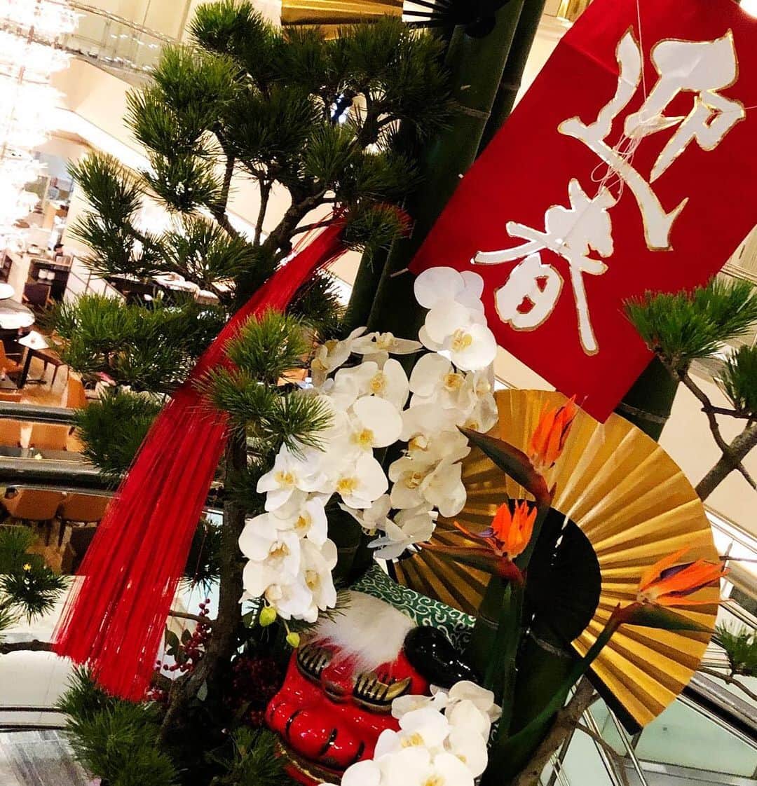 ホテルグランヴィア大阪さんのインスタグラム写真 - (ホテルグランヴィア大阪Instagram)「. ＊＊＊＊＊＊＊＊＊＊＊＊＊＊＊＊＊＊＊＊＊＊＊＊＊＊. 新年明けましておめでとうございます. . 皆様のご健康とご多幸をお祈り申し上げます。 本年も宜しくお願いいたします。. 2020年も皆様にとってよいお年でありますように…. . Happy New Year. . We hope 2020 will be a happy and wonderful year for you. We look forward to your continued good will in this year. . ＊ホテルでは1/6より冬グルメ「蟹・牛肉・マグロフェア」を開催しております。🦀🐮🐟. . 料理長・シェフが腕をふるう、多彩なメニューをお楽しみください。 =====================================. ホテルグランヴィア大阪. https://www.granvia-osaka.jp/ . 冬グルメ「蟹・牛肉・マグロフェア」 https://www.granvia-osaka.jp/feature/000026 =====================================. #謹賀新年 #新年 #2020年 #お正月 #令和二年 #ホテルグランヴィア大阪 #蟹・牛肉・マグロフェア #大阪 #梅田 #happynewyear #2020 #reiwa #hotelgranviaosaka #osaka #umeda」1月6日 15時30分 - hotel_granvia_osaka