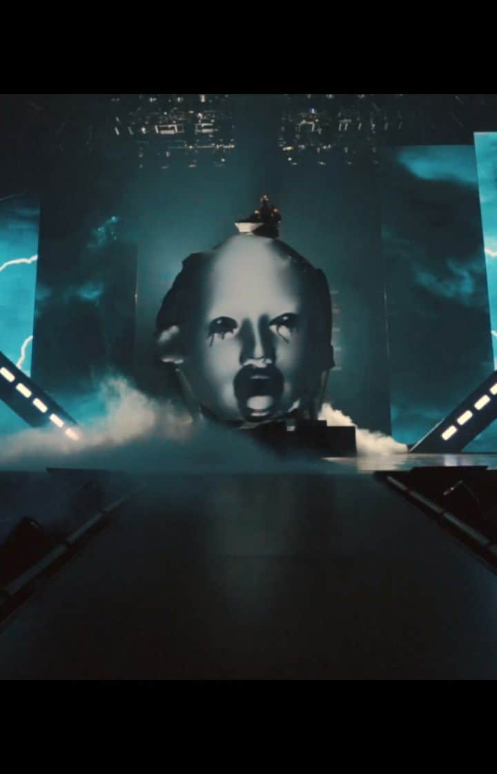 ジョリン・ツァイのインスタグラム：「Heroic emergence  謝謝大家！ 所有的超級英雄們 主辦單位：超級圓頂 製作單位：超級圓頂、凌時差製作 出品人：葛福鴻 藝術總監：蔡依林 製作人：王永良、Ashley Evans & Antony Ginandjar 創意導演： THE SQUARED DIVISION- Ashley Evans & Antony Ginandjar 製作統籌：楊竣傑、謝昀珊 工程統籌：劉寬、曾棨楹 執行導演：高惠珍、王佩云 行政統籌：彭中惠、吳志傑、鄭勝吉、郭宜芊 音樂總監：Starr Chen 音樂總監助理：鄭人豪 舞蹈總監：THE SQUARED DIVISION- Ashley Evans & Antony Ginandjar 舞蹈顧問與監督：Kiel Tutin 創意助理導演：Kaylie Yee 執行助理導演：劉亞雲、鄭儒雅 演唱會影片製作：BLINK INC 動畫設計 : 仙草影像、拾荒文化影像、BLINK INC、LIGHTBORNE、NORTHHOUSE、SILENT PARTNERS STUDIO、野人設計 Wild Design Studio、 混合編碼 Mixcode K4s Motion Studio、賴志彥設計工作室 Yoshiki Design 視覺執行：邱煥升、李祥麟、徐瑜婷 二十週年VCR : 徐立桀 Marco Hsu、林雍益 IAN LIN、貓草影像有限公司 C-GRASS.TV、廖孜晞 Elsie Liao 節目執行：楊景安 舞台設計：周炳坤 舞台協力設計：Nathan Taylor  燈光設計：周文舜 燈光協力設計：Nathan Taylor 燈光師：GOH CHONG YEOW、曹文娟 音響設計：陳剛健 舞台監聽：洪偉詮 舞台監督：吳正宇 舞台執行 ：林孟嬋、楊旻霖、林則呈、李姳萱、黃家轅、白芳甄 票務：彭郁倩  Band Leader：洪信傑 Keyboard：洪信傑 Guitar：Mike McLaughlin Guitar：Gabriel Beaudoin Drum：Alex Edward Morris Bass：邱培榮 Programmer : 李治逸 合音指導：馬毓芬 合音：張義欣、范品頤、邵慧芸 編舞助理指導 : Liana Blackburn  編舞助理指導 : Kaylie Yee 編舞助理指導: Zac Brazenas  駐場舞蹈監督 (台北): Kiel Tutin 編舞:  Kiel Tutin  THE SQUARED DIVISION Tessandra Chavez  Nika Kljun  Liana Blackburn  Rudy Abreu  舞蹈行政管理：謝宛芯 Dancer： Diorrion Kiar Archer Hugh Espiritu Aparente Jalen Robert Forward Charles Rodger Williams Floris Bosveld Stephen Carlos Perez Dayne Christian Sempert Louis Paul Di Pippa Shannon Ashley Walter Kaylee Ann Purtell Kaitlin Reese Davin Riley Patricia Groot Jordan Taylor Laza Elyssa Arianna Cueto Oritsetsolaye Akuya Jessica Rita-Ann Toatoa 舞蹈助教：徐聖展 舞蹈服裝設計：Heather Picchiottino 舞蹈服裝管理：陳懿、鄭穎、莊佩雯、陳怡慈、林子昀、洪珉萱、夏嘉翎、陳俐廷  海報 攝影：Zhong Lin 髮型：Johnny Ho @HC hair Culture 化妝：亞歷YA-LI 造型：Yii 設計：顏伯駿  串場影片 導演：Tom Colbourne 髮型：Heibiemok @Hair culture 化妝：亞歷YA-LI 造型：Samantha Burkhart 側拍攝影：王雷  演唱會 髮型：Johnny Ho @HC hair Culture 化妝：亞歷YA-LI 側拍攝影 Rino 葛君梅 藝人服裝設計: Heather Picchiottino 服裝監督：Christine Mutton 藝人服裝管理：藍予晨、藍予婕  演唱會DVD拍攝：鳥兒映像製作有限公司 紀錄片導演：Birdy DVD導演：Birdy、彥廷 紀錄片製片： Kiki DVD製片：Kiki、阿浩  新聞及媒體發稿：好朋友工作室丶台灣索尼音樂丶溫裕民丶呂小象  工程統籌 ：台灣藝能工程 舞台工程 ：城鎮舞台 結構工程 ： 台灣藝能工程/電球結構 燈光工程：台灣藝能工程 音響工程：穩立音響 視訊工程 ：成陽傳播/台灣藝能工程 雷射工程 ：垠鑫企業有限公司 特效工程 ：宏益特效 電力工程 ：鴻洲企業有限公司 錄影工程 ：正點錄影傳播有限公司 贊助單位：台灣賓士、渣打銀行、海昌隱形眼鏡、iPASS一卡通、倩女幽魂II手遊、PUMA 指定彩妝：雅詩蘭黛  經紀公司：凌時差音樂製作有限公司 經紀人：王永良 執行經紀/藝人視覺形象企劃：許嘉倩 經紀助理：林庭蓉」