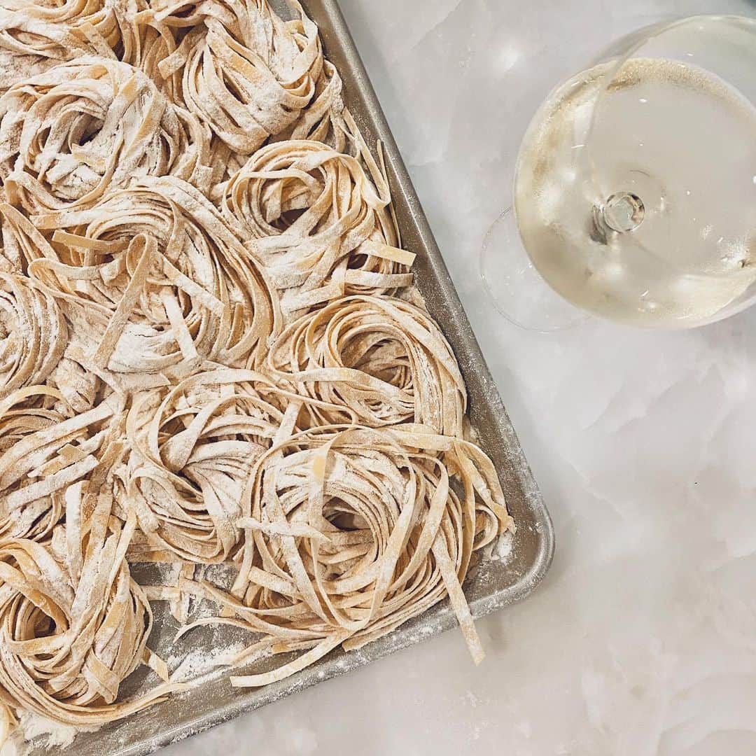 ローレン・コンラッドのインスタグラム：「Our whole family has been sick for weeks, but we are finally feeling better so last night we made a bunch of fresh pasta and had a big dinner 🍝🍷」