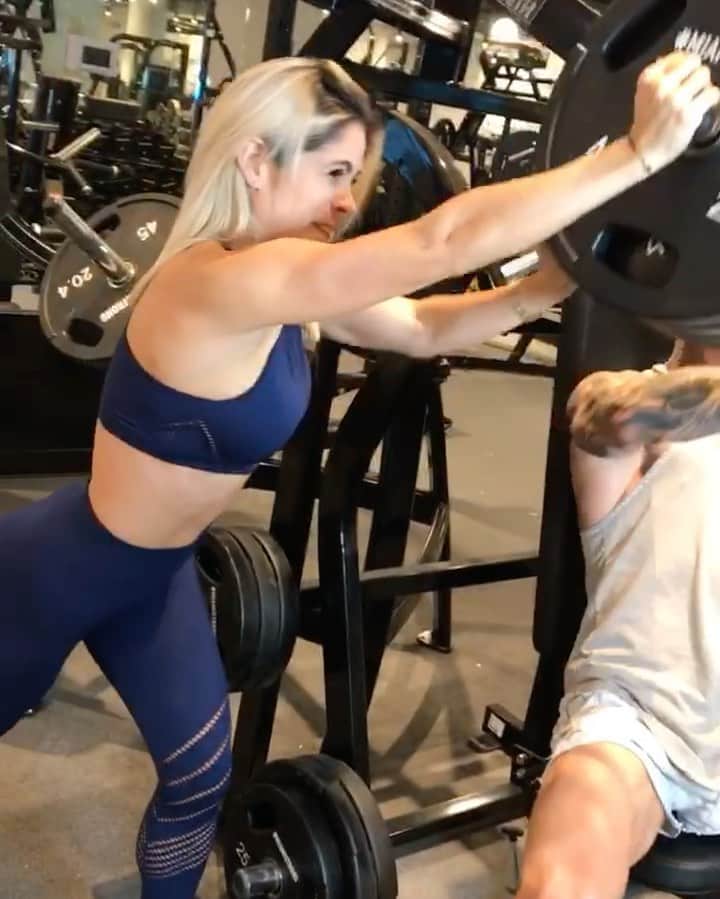Michelle Lewinのインスタグラム：「Reality sucks」
