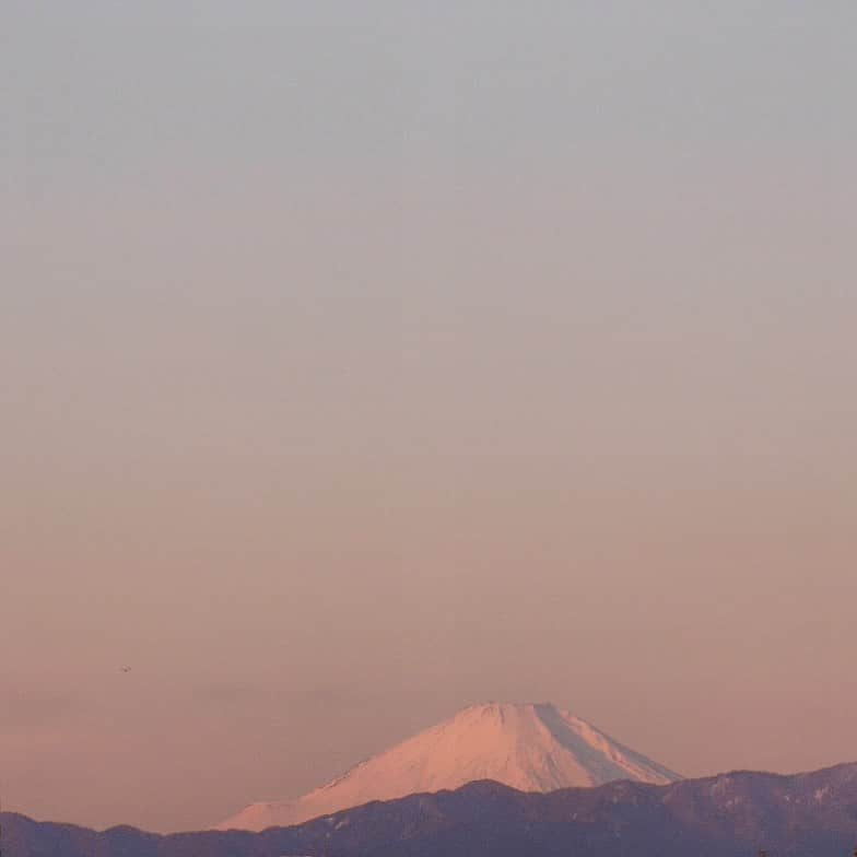 くろさんのインスタグラム写真 - (くろInstagram)「朝日を浴びる富士山🗻 #MtFuji #富士山 #MYTOKYOIS #TokyoTokyo」1月6日 7時04分 - m6bmw
