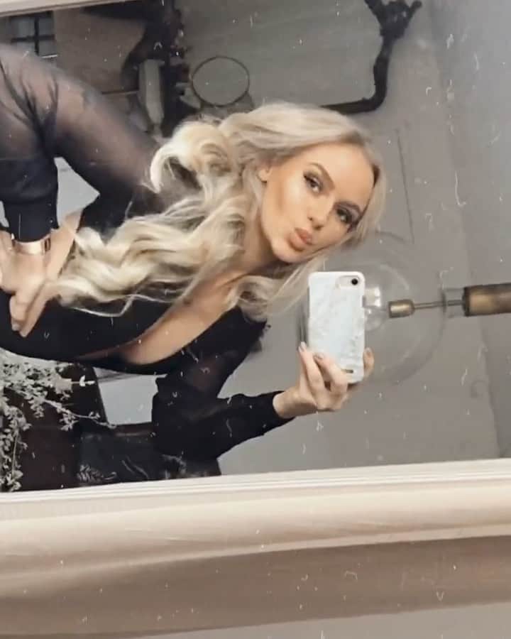 Anna Nyströmのインスタグラム：「So proud of my fitness journey 2019, because I’ve never felt so good physically and mentally 💪🏻 ⁣ No extreme diet/training, just a healthy lifestyle over all and I’ve had a pretty “relaxed” mindset when it comes to my training. With that I mean I’ve been listening to my body even more, rested when I needed it and enjoyed my workouts because i love the feeling of being strong 👊🏻 So you know what? My fitness goal 2020 is just to keep going like this 😌 ⁣ Let this year be the one to find this balance between happy, healthy and strong 💗」