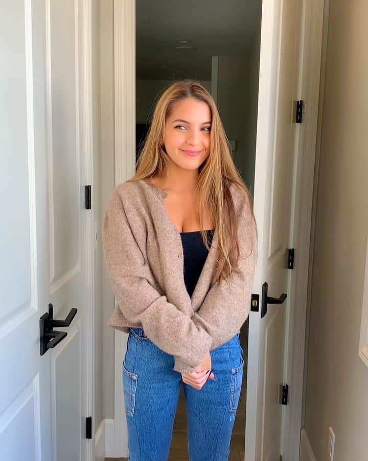 Brent Riveraのインスタグラム：「When your sibling comes into your room randomly..😳😂 @lexibrookerivera」