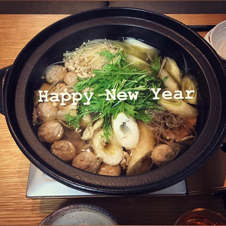 ecruのインスタグラム：「2020/01/05 (sun) 年末から風邪をこじらせてしまい、なかなか回復せず、新年のご挨拶が遅くなりました。 ・ 予定していた年末の大掃除どころか、元旦も、義実家への挨拶もできず病院へ。 楽しみにしていた帰省もできず、ずっと寝ている毎日でした。 ・ 昨日病院で検査してもらい、やっと少しずつ良くなってきています。 こんなに長引いた風邪は初めて！ 早くスッキリ良くなりたいです。 ・ 楽しみにしていたお節料理を一口もいただけなかったのは、とても残念でした。 画像は、頂き物のきりたんぽ鍋。 美味しかったー！ ・ 昨日、久しぶりにキッチンに立ち、ご飯を炊いて、簡単なおかずとお味噌汁を作ったら、息子は美味しい！ともりもり食べていました。 炊き立てのご飯とお味噌汁がなくては…ね！ ・ 新年早々こんな感じですが、元気で穏やかな一年になりますように。。。 そして、今年も、日常を大切に、日々幸せを感じて大切に過ごしていきたいと思っています。 今年もどうぞよろしくお願いいたします。 ・ #gon_food  #food #foodpic #晩ご飯  #foodphoto  #夕食 #instafood #instagood #yummy #love #japan #japanesefood  #thankyou #onthetable #日々 #暮らし #土鍋」