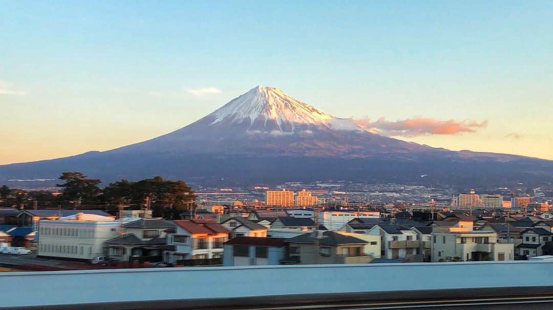 田中要次さんのインスタグラム写真 - (田中要次Instagram)「おはよーございます 初仕事に向かう新幹線の窓に 神々しく輝く富士山が見えました 良き一年でありますように。」1月6日 7時21分 - boba_