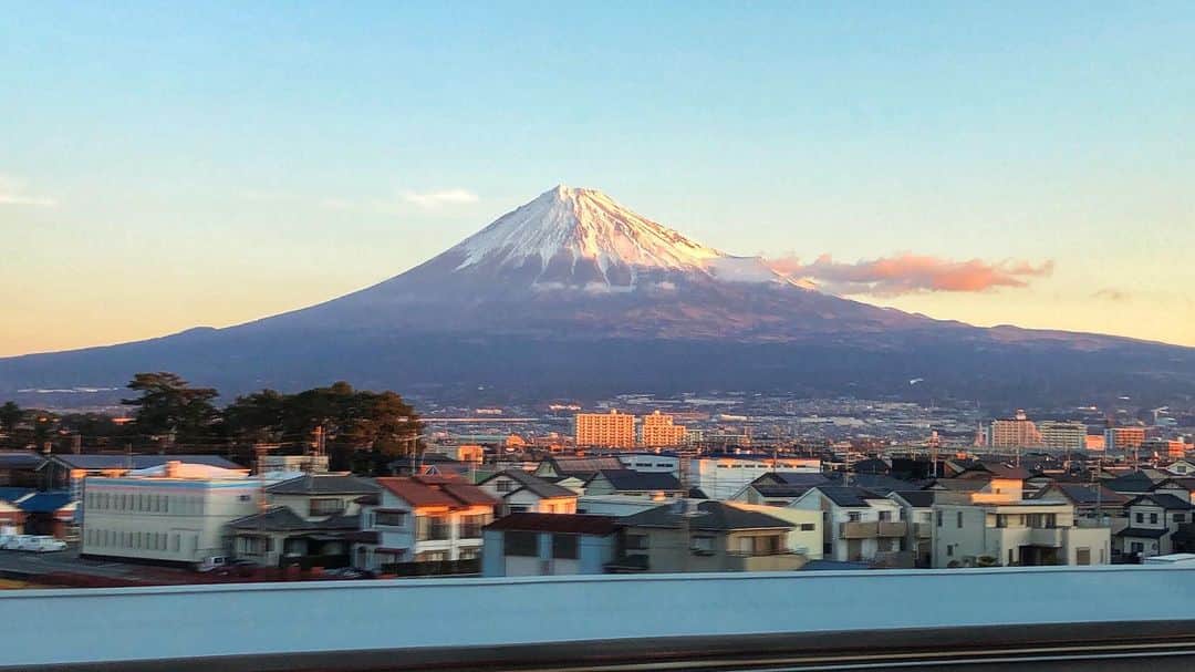 田中要次のインスタグラム：「おはよーございます 初仕事に向かう新幹線の窓に 神々しく輝く富士山が見えました 良き一年でありますように。」
