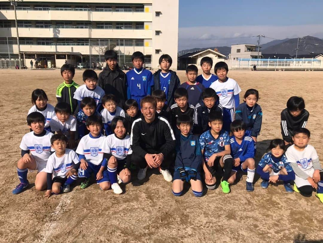 森崎浩司さんのインスタグラム写真 - (森崎浩司Instagram)「母校での初蹴り⚽️ サッカーを始めた場所⚽️👍 #広島市立矢野小学校 #矢野フットボールクラブ」1月6日 7時31分 - koji.morisaki77