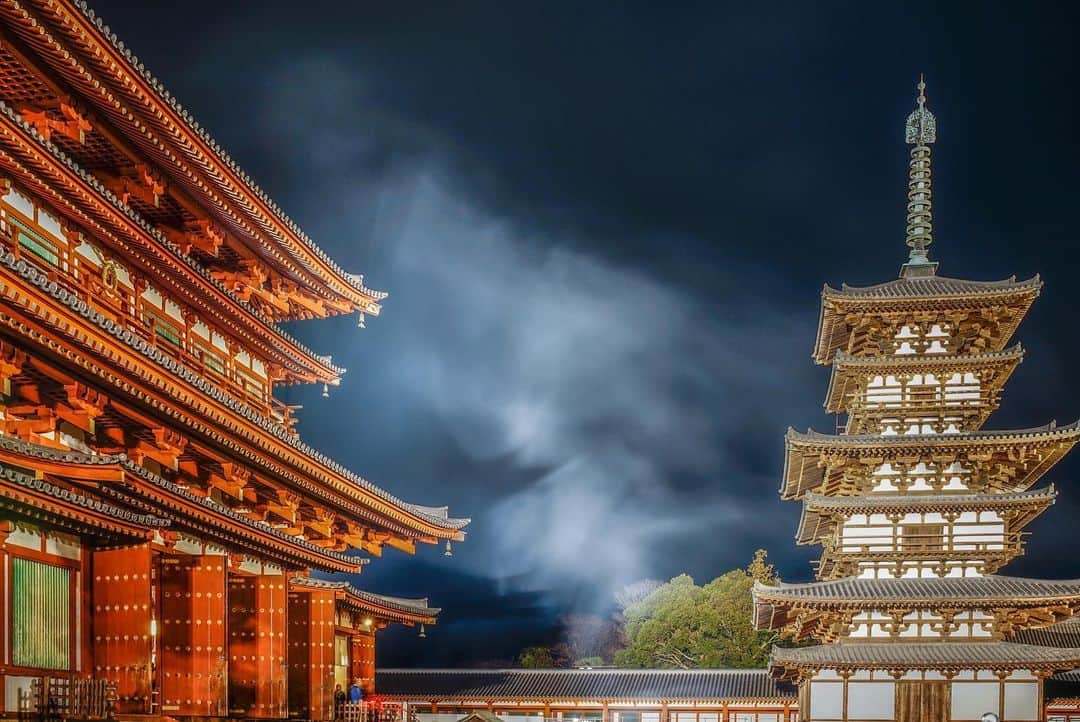 иαяα & куσтσ νιятυαℓ ωσяѕhιρさんのインスタグラム写真 - (иαяα & куσтσ νιятυαℓ ωσяѕhιρInstagram)「. Revived . . 奈良 薬師寺 復活した東の塔 除夜の鐘と共に美しい姿を再び見せてもらいました。 . . Nara Yakushi-ji temple Main hall & East tower」1月6日 7時52分 - i_masanao
