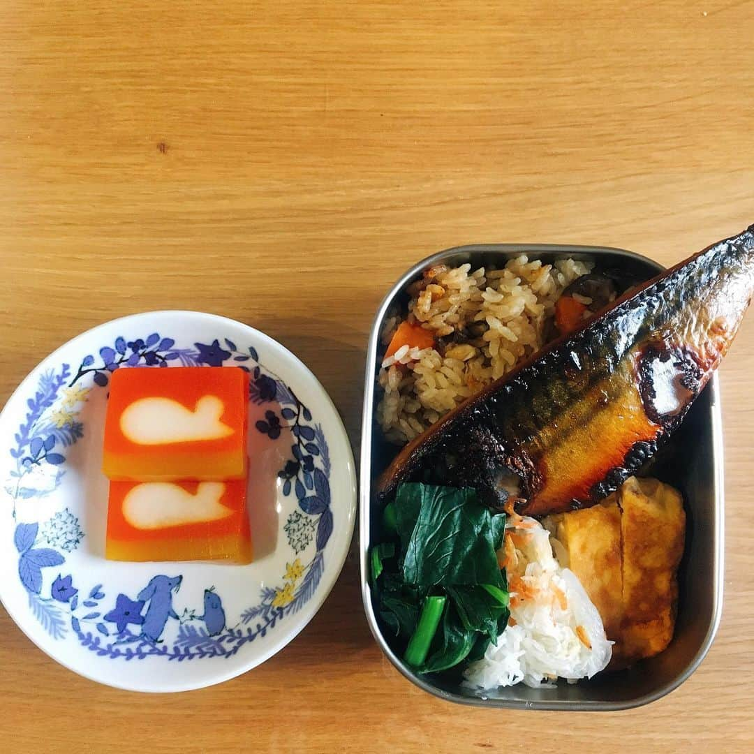 momoroさんのインスタグラム写真 - (momoroInstagram)「‪今日のお弁当。‬ ‪何食べSPのご木炊き込みご飯（タイあらと干し椎茸の出汁で炊いた）、焼きサバ、小松菜、海老の大根もち、卵焼き（憧れの鉄卵焼きデビュー）‬ ‪干支羊羹を添えて🐀‬ ‪今年も頑張りましょう！！‬ #ももろ弁当 #お弁当」1月6日 8時03分 - momoro6666