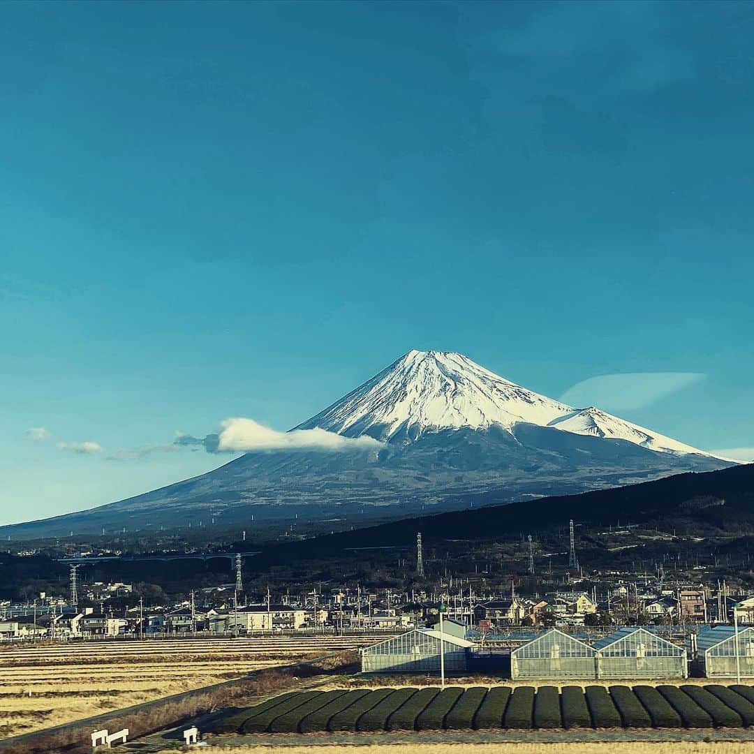 大島央照さんのインスタグラム写真 - (大島央照Instagram)「仕事始め‼️ 綺麗な富士山が見えました✨ 気持ちを新たに、気合い入れていこう😊👏❣️ #仕事始め　#富士山　#fuji  #mountain  #works #edge #ご縁を生かす　#smile  #happy」1月6日 8時15分 - chiakioshima