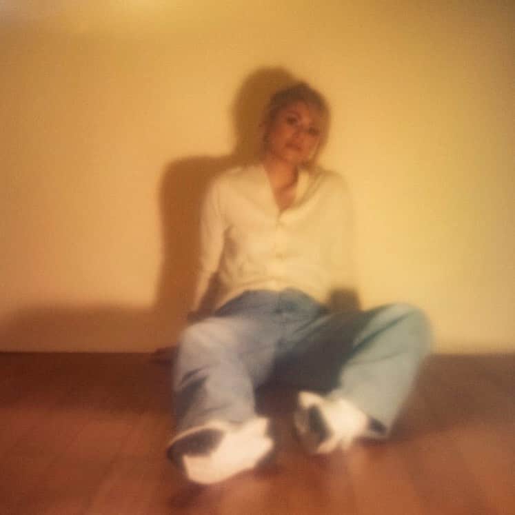 Mali-Koa Hoodのインスタグラム：「The Sorry video has just hit the 2 million mark over on YouTube and Honest is close to 2 million streams over on Spotify. Mind blown. Thankyou! Half the battle is creating music that reflects you. Songs that say exactly what you want to say, despite what others might expect you to. This year I’m looking fwd to sharing what the last 3 years (and I guess my life so far) have taught and meant to me. 28 years later I’m still learning the importance of finishing what you started, doing things the hard way and coming out on the other side better than you were before X AS YOU WERE, YEAR ROLL ON, BIG LOVE AND THANKYOU」