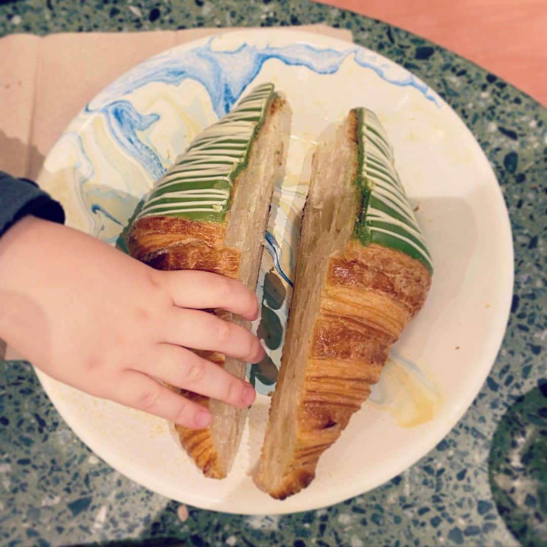 MEGのインスタグラム：「前回の半分こで、チョコの方を自分、残りを私にとくれたので、今日はフェアに切って貰った😂 #娘」
