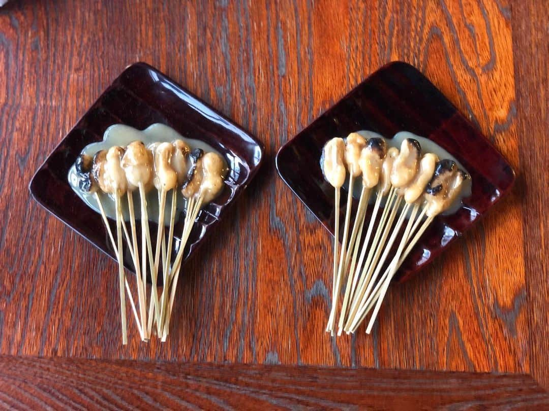 甲斐みのりさんのインスタグラム写真 - (甲斐みのりInstagram)「今宮神社「一和」あぶり餅。 下鴨神社「賀茂みたらし茶屋」みたらし団子。 圓光寺「一乗寺中谷」白味噌雑煮。 参拝に合わせて餅を食す。  #菓子菓子菓子 #京都おでかけ帖 #たのしいおいしい京都ごはんとおやつ #乙女の京都 #京都ロマンチック案内」1月6日 8時24分 - minori_loule