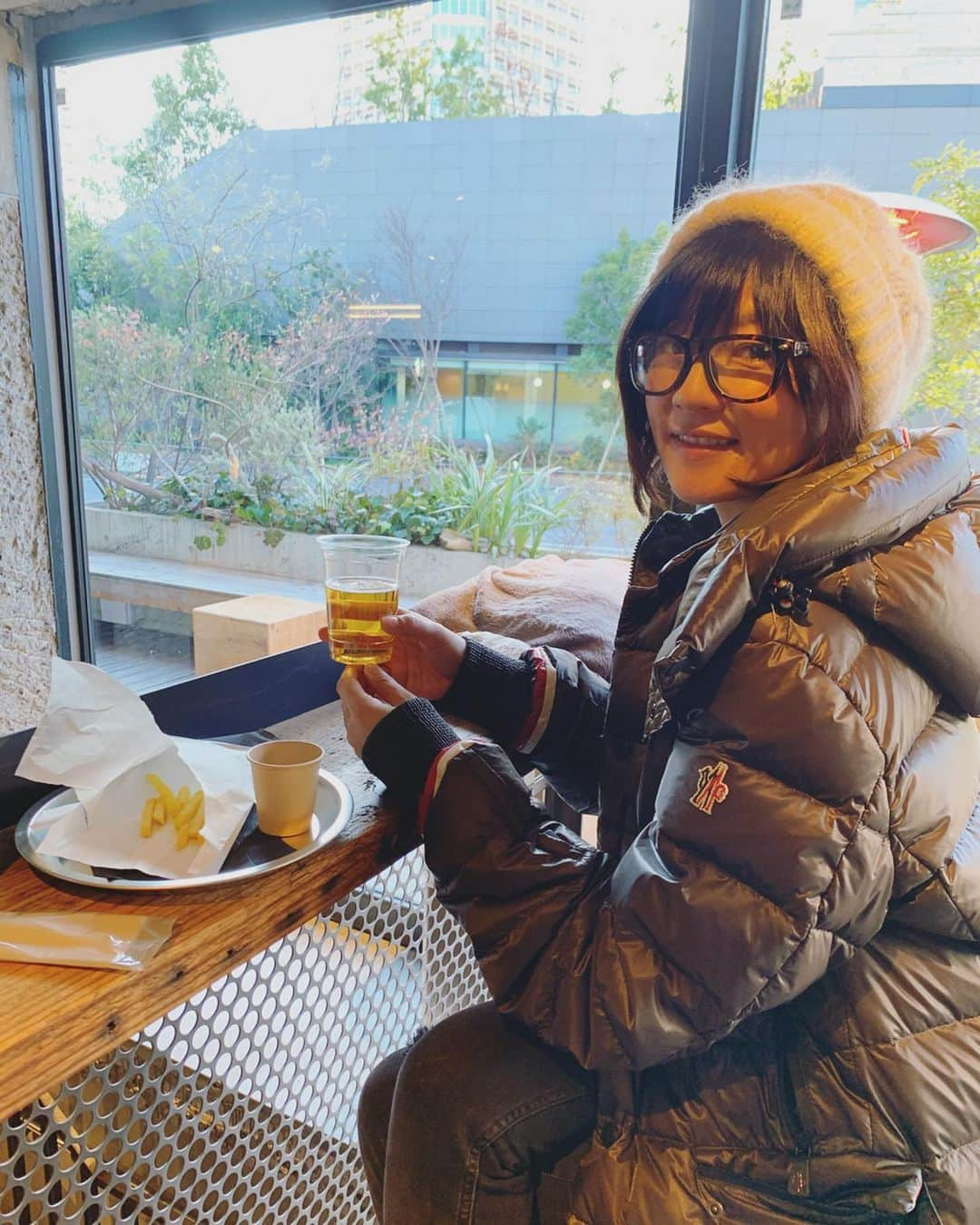 宮前真樹さんのインスタグラム写真 - (宮前真樹Instagram)「#お正月休み最後の日は ポテトとビールでのんびり。 #エルマーと乾杯 #大型犬オッケーカフェ #店員さんも優しくて #ありがたいお店見つけた #weimaranerlonghaired  #ワイマラナーロングヘアード  #エルマーの記録 体調良くなりポテトとビールも美味しい #フライドポテトと唐揚げが好き #揚げ物って美味しいよね そして今日から諸々スタート！ #今年もゆるりと頑張りましょう」1月6日 8時21分 - miyamaemaki0116