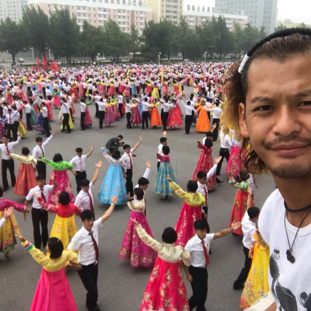 のインスタグラム：「北朝鮮で  #アリラン の前に見た伝統的な踊り！💃 #北朝鮮 #dprk  #カメラマン #photographer #cameraman #写真家 #旅 #旅人 #northkorea #korea #朝鮮 #trip #triper」