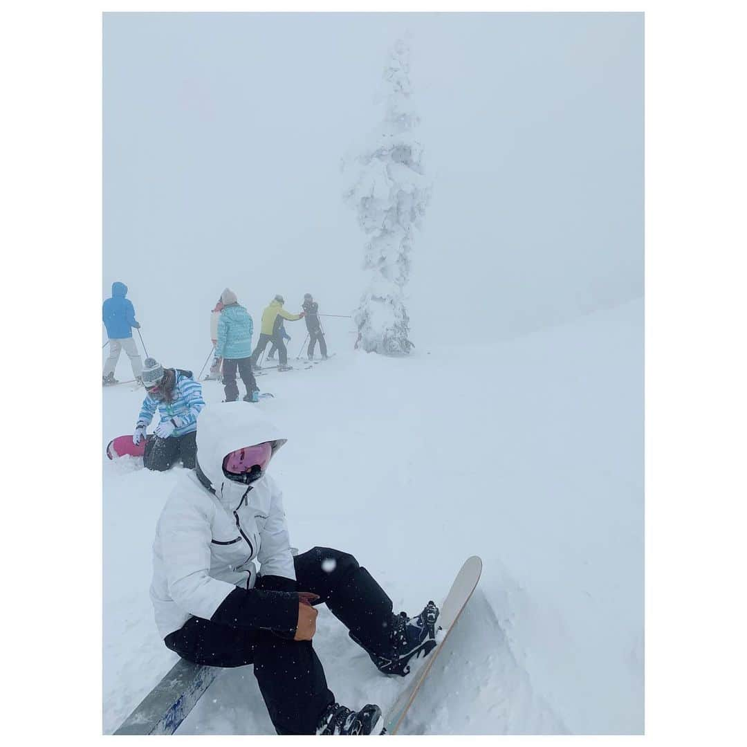 李ヒャンさんのインスタグラム写真 - (李ヒャンInstagram)「今年もスパルタ初滑り🏂 鬼のスパルタ先生今年も健在。👹 どこもかしこもぱっふぱふな雪三昧。 最高すぎたー。 田沢湖越しの朝焼け。 ため息でるくらい綺麗な雪景色。　 同じグローブ同じサイズなはずがスパルタ先生サイズ9(←手の大きさも男前ww)、私サイズ6だった事が判明。w 樹氷と鬼。　 滑った後の雪見湯は至福でしかない。 今年は"振り返ればひゃんがいる"をモットーに必死に追っかけて滑ったよ。 部屋戻っても鬼のイメトレやらされる。 とにかく、楽しさしかない鬼合宿でした。 老体に鞭打ちながら今期も頑張ります💪 #snow #snowboarding #黒ヤギ立ち #盛岡の鬼」1月6日 8時35分 - 73hyang