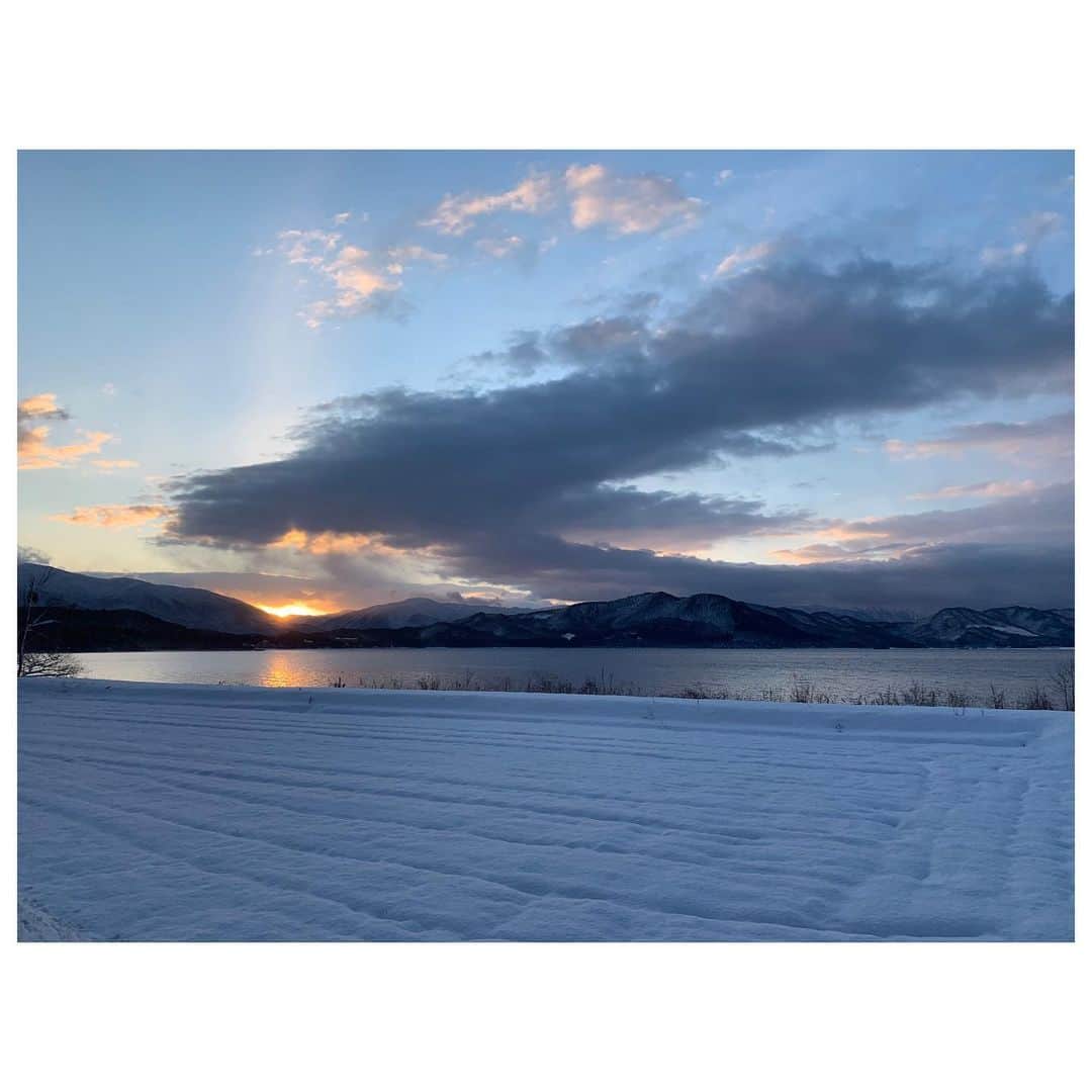 のインスタグラム：「今年もスパルタ初滑り🏂 鬼のスパルタ先生今年も健在。👹 どこもかしこもぱっふぱふな雪三昧。 最高すぎたー。 田沢湖越しの朝焼け。 ため息でるくらい綺麗な雪景色。　 同じグローブ同じサイズなはずがスパルタ先生サイズ9(←手の大きさも男前ww)、私サイズ6だった事が判明。w 樹氷と鬼。　 滑った後の雪見湯は至福でしかない。 今年は"振り返ればひゃんがいる"をモットーに必死に追っかけて滑ったよ。 部屋戻っても鬼のイメトレやらされる。 とにかく、楽しさしかない鬼合宿でした。 老体に鞭打ちながら今期も頑張ります💪 #snow #snowboarding #黒ヤギ立ち #盛岡の鬼」
