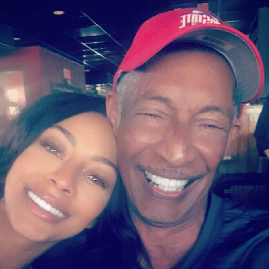 ケリー・ヒルソンのインスタグラム：「💔 I wasn’t ready. I don’t wanna do this. But I want to honor you in as many ways as I can. Forever... Dad was the coolest, the countriest, the funniest, the smartest. And I am so much of him. My eloquence, my love of words & writing, my cynical sense of humor, my rapid-fire nature, my whistling, my optimism, my eyes, my love for singing, gold jewelry, sports, horses, real-estate, even painting...turns out, I’m just a “‘SKIP’ off the old block.” So proud to carry so much of this man in my being. Most were natural, but others were developed from a daughter’s admiration. But I simply was not ready to say goodbye yesterday morning. I feel like a lost little girl right now. The 7th video would be his last birthday...71. So happy I could be there, as “celebrity” would have me absent for many cherished moments. The next 2 were this past Christmas Eve, Mom’s birthday. He was so happy. It would be their last photo together. A few days after that on Dec 27th, they celebrated 40 years of marriage. The last image was the very last photo I’d ever take with him...the last time I’d hug him & show him my appreciation w/ some new Ohio State gear...our last Christmas. I never got to give him the final surprise—Ohio State sneakers & an Ohio State watch...they delivered late. I’m truly going to miss you Dad. I already do. So many wishes left in my heart. I hope you visit me in my dreams so they can come true...I’ll take it. 💭 Say hi to Grandma & Granddad. 🙏🏾 I love you more than you could know. REST IN HEAVEN, Dad. Til’ we meet again...」