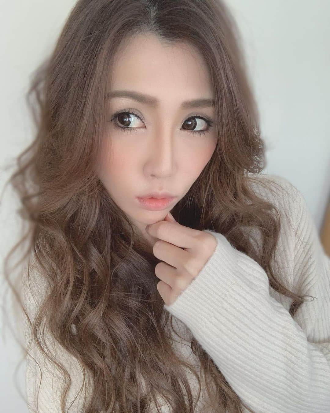のインスタグラム：「. . おはようございます☀ 青空だーと思いきや外出たら寒すぎる🥶 凜さん久しぶりの保育園少しタジタジしてたけど すぐ先生に抱きついてバイバイ👧🏻👋🏼 私はこれから病院行ってまいります🏥💦 お正月休みあけ頑張りましょう🌈 . . #goodmorning #momlife #girlsmom #シングルマザー #シンママ #女の子ママ #アラフォー #アラフォーママ #風邪 #鼻水とまれ #早く治れ」