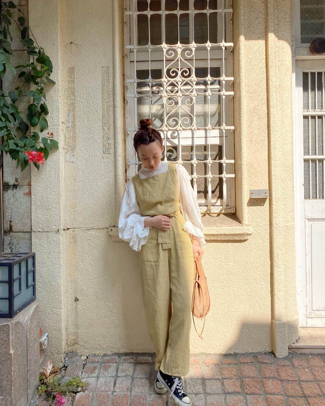 柴田紗希さんのインスタグラム写真 - (柴田紗希Instagram)「おはようございます☀︎ 台湾での #しば服　#私服さん 繊細なvintage laceブラウス♡ 腕の形がとてもボリュームあってお気に入りで淡い花柄もたまらない。日中はこのくらいのコーデでちょうど良い気候だよ！ . bagはusumです〜毎日大活躍しております〜1月10日まで販売してます🌷 @usum_official . . さて！！！今日から3学期！ 皆様お気をつけていってらっしゃいです♡ lets2020♡ #台湾　#台南」1月6日 9時11分 - shibasaaki
