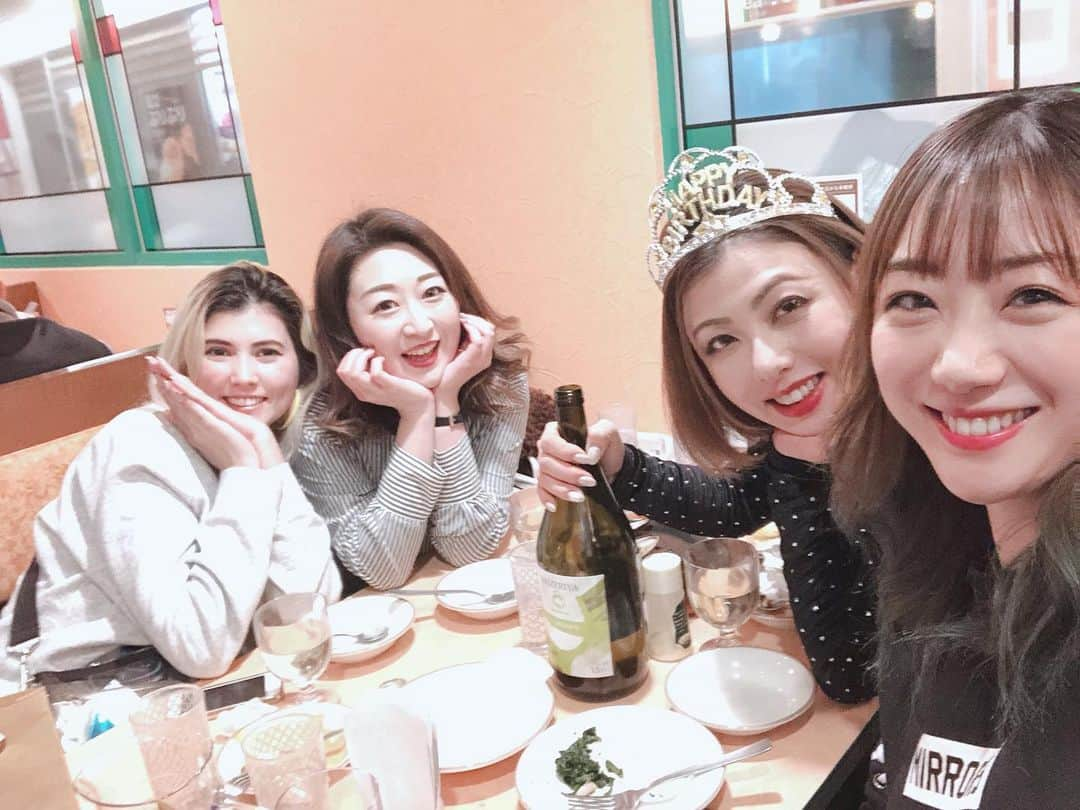 本間紗理奈さんのインスタグラム写真 - (本間紗理奈Instagram)「おはる誕生日飲み会🍺🎉﻿ すごい楽しかった💋﻿ ついにおはるが32歳…﻿ 出会った頃は20代だったのに🤣﻿ まぁみんな同じように﻿ 歳を取るわけだが、、、﻿ 良き一年になりますように🤞✨﻿ ちなみに、サイゼリヤ飲みからの﻿ マリスコでした。﻿ サイゼリヤ飲み会楽しすぎ安すぎ😳﻿ コスパ最高かよ！！！﻿ ﻿ #birthday﻿ #birthdayparty﻿ #誕生日会﻿ #誕生日おめでとう﻿ #おたおめ﻿ #新潟﻿ #新潟ディナー﻿ #マリスコ﻿ #サイゼリヤ﻿ #サイゼリヤ飲み﻿ #サイゼ飲み #酒井春奈﻿ #mikawalker﻿ #木村あさみ﻿ #本間紗理奈」1月6日 9時17分 - sarinaaaaa_h