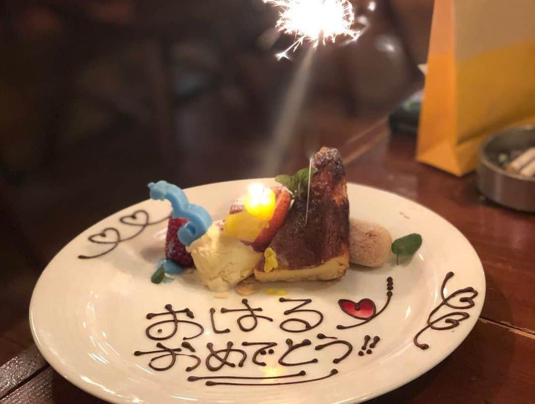 本間紗理奈さんのインスタグラム写真 - (本間紗理奈Instagram)「おはる誕生日飲み会🍺🎉﻿ すごい楽しかった💋﻿ ついにおはるが32歳…﻿ 出会った頃は20代だったのに🤣﻿ まぁみんな同じように﻿ 歳を取るわけだが、、、﻿ 良き一年になりますように🤞✨﻿ ちなみに、サイゼリヤ飲みからの﻿ マリスコでした。﻿ サイゼリヤ飲み会楽しすぎ安すぎ😳﻿ コスパ最高かよ！！！﻿ ﻿ #birthday﻿ #birthdayparty﻿ #誕生日会﻿ #誕生日おめでとう﻿ #おたおめ﻿ #新潟﻿ #新潟ディナー﻿ #マリスコ﻿ #サイゼリヤ﻿ #サイゼリヤ飲み﻿ #サイゼ飲み #酒井春奈﻿ #mikawalker﻿ #木村あさみ﻿ #本間紗理奈」1月6日 9時17分 - sarinaaaaa_h