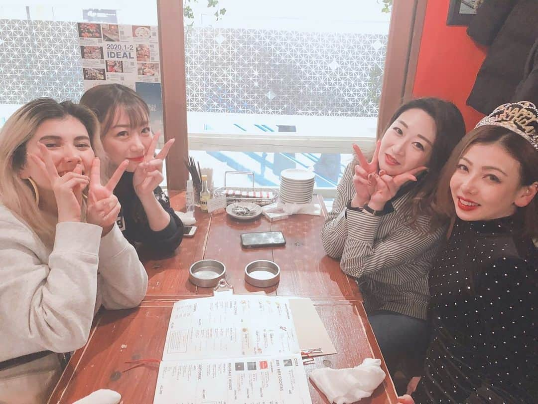 本間紗理奈さんのインスタグラム写真 - (本間紗理奈Instagram)「おはる誕生日飲み会🍺🎉﻿ すごい楽しかった💋﻿ ついにおはるが32歳…﻿ 出会った頃は20代だったのに🤣﻿ まぁみんな同じように﻿ 歳を取るわけだが、、、﻿ 良き一年になりますように🤞✨﻿ ちなみに、サイゼリヤ飲みからの﻿ マリスコでした。﻿ サイゼリヤ飲み会楽しすぎ安すぎ😳﻿ コスパ最高かよ！！！﻿ ﻿ #birthday﻿ #birthdayparty﻿ #誕生日会﻿ #誕生日おめでとう﻿ #おたおめ﻿ #新潟﻿ #新潟ディナー﻿ #マリスコ﻿ #サイゼリヤ﻿ #サイゼリヤ飲み﻿ #サイゼ飲み #酒井春奈﻿ #mikawalker﻿ #木村あさみ﻿ #本間紗理奈」1月6日 9時17分 - sarinaaaaa_h