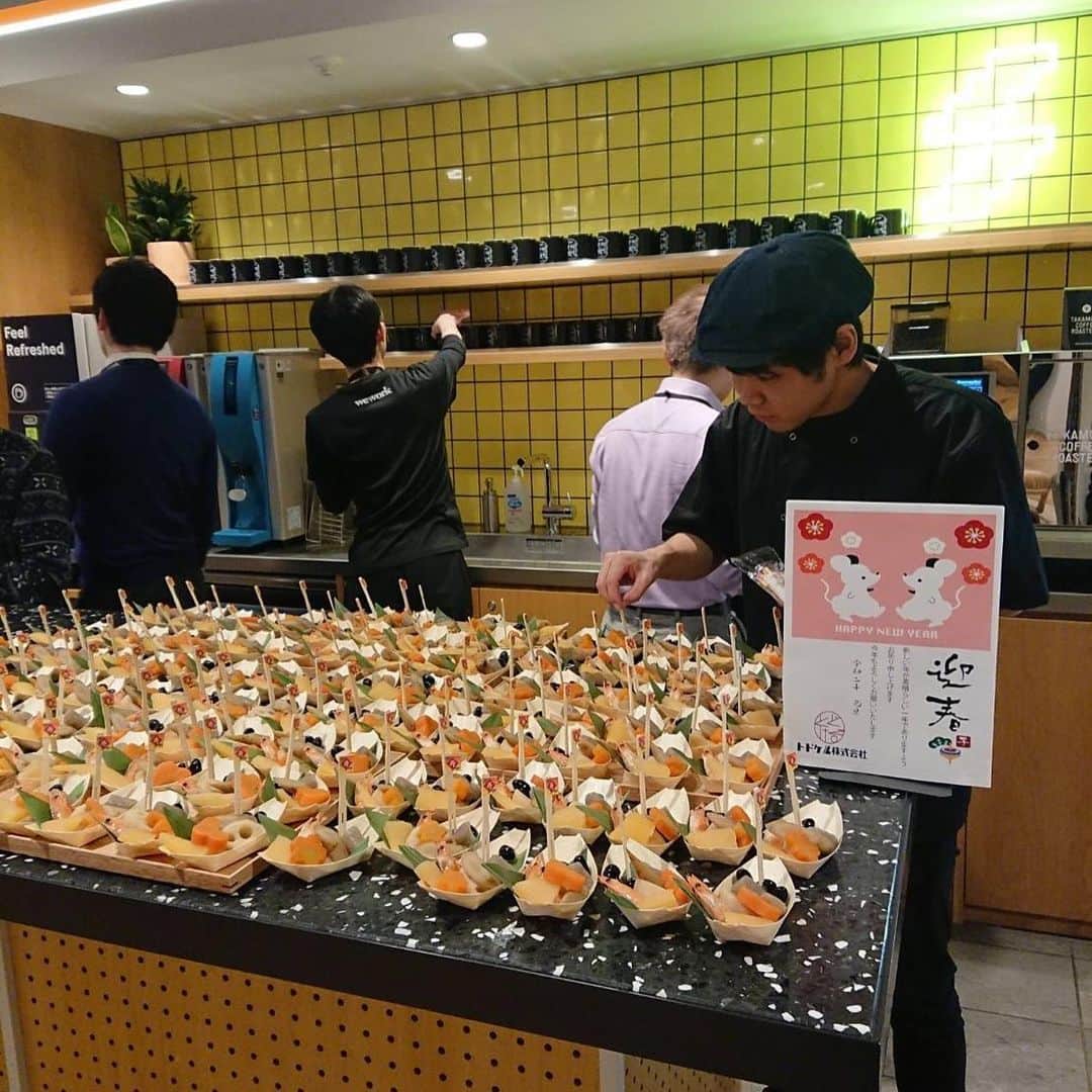 福岡超新鮮野菜/フレラボ薬院店のインスタグラム：「明けましておめでとう御座います👏 本日の朝食はミニお節です😋 . . #wework#お節#福岡#とどける株式会社」