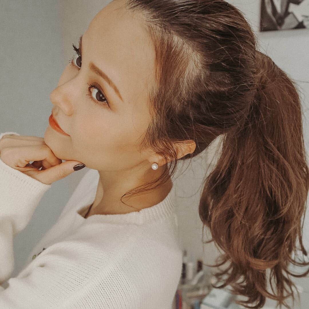 MiracleVellMagicのインスタグラム：「my ponytail does look like a pony’s tail🐴⠀ 私のポニーテールは、馬の尻尾感がすごいのだ。⠀ .⠀ . #ponytail #hairstyle #updo #longhair #ヘアスタイル #ポニーテール #ロングヘア」