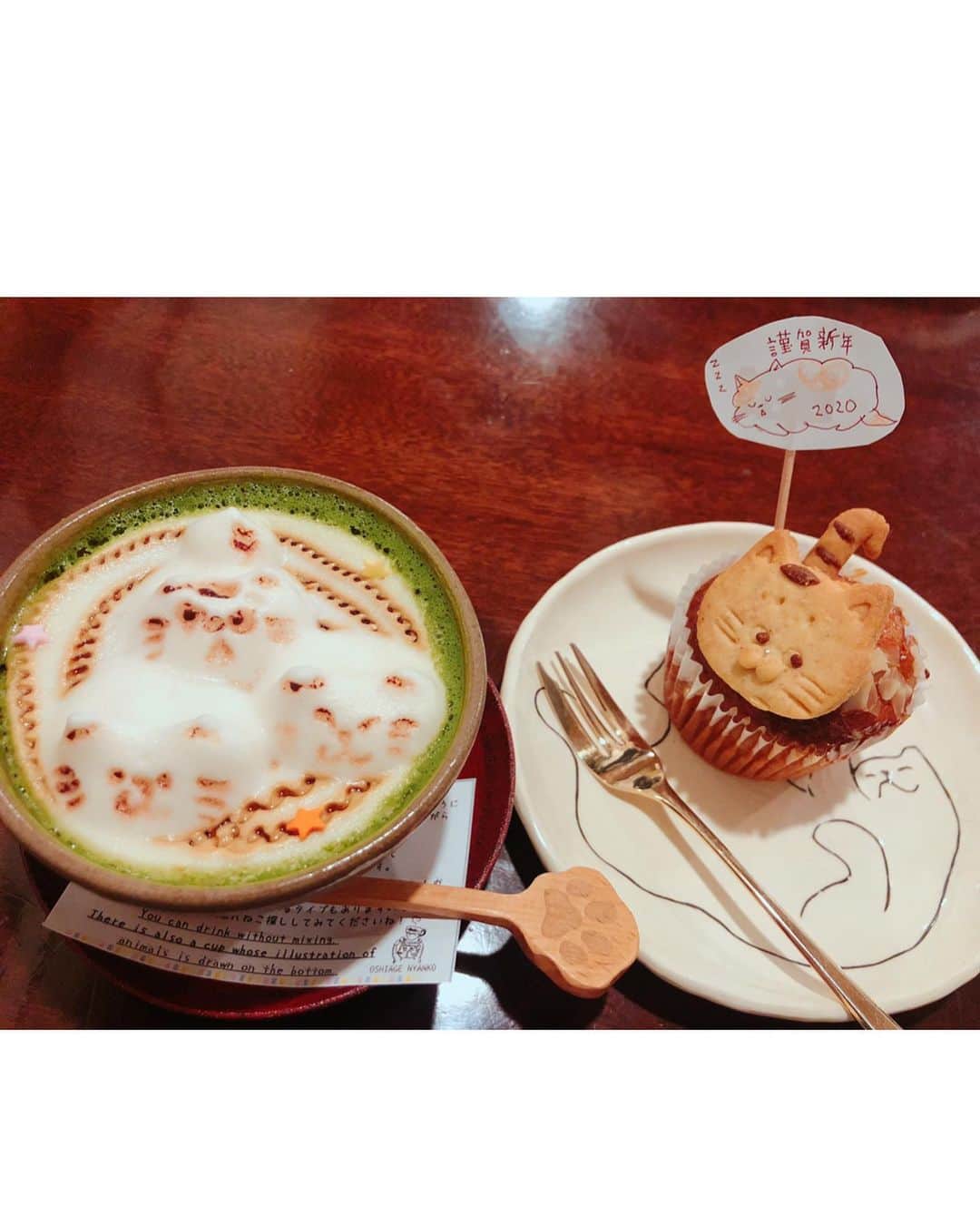 東なつ紀のインスタグラム：「猫のいない猫カフェ☕️🍰に行ってきたよー💓 全部が可愛かった🥺！！！ 店内もトイレまで猫だらけ🐈🐈🐈 #押上カフェ #猫庫#にゃんこ#ブリティッシュショートヘア#猫#ラテアート」