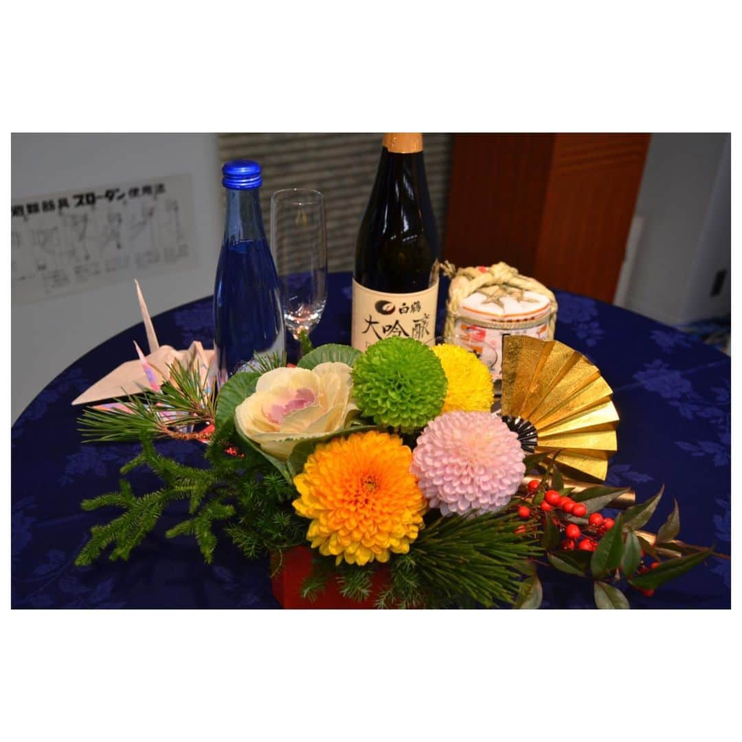 白鶴酒造株式会社のインスタグラム：「あけましておめでとうございます 昨年もたくさんのいいねやコメントありがとうございました 白鶴は本日から#仕事始め です 本年もどうぞよろしくお願いいたします  #日本酒 #白鶴 #hakutsuru #折り鶴 #foldedpapercrane #japan #神戸 #kobe #酒 #sake #japanesesake #japaneseculture #灘五郷 #GI灘五郷 #lovehyogo #lovekobe #insta_higashinada #あけましておめでとうございます」