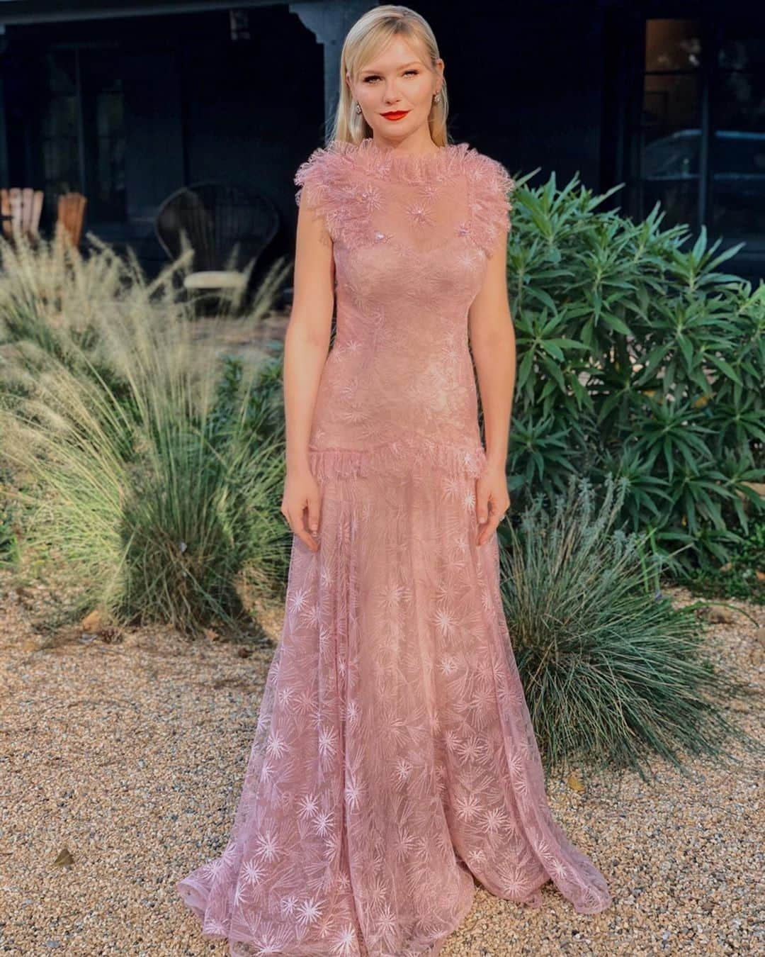 Vogue Runwayさんのインスタグラム写真 - (Vogue RunwayInstagram)「@KirstenDunst stuns on the #GoldenGlobes red carpet in custom @Rodarte. See all of the celebrity arrivals from the 77th annual award show at the link in our bio. #regram @owengould」1月6日 10時20分 - voguerunway