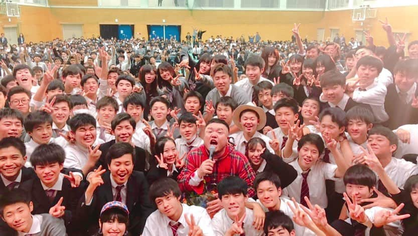 HIPPYさんのインスタグラム写真 - (HIPPYInstagram)「春高バレー全日本バレーボール高等学校選手権大会  広島県代表　桜が丘高校 ３年間毎年合唱祭で歌わせてもらってご縁がある桜が丘高校  目指して来た場所で存分に楽しんでもらいたい 郷土の誇り！めちゃんこ応援してる！ 彼女たちが歌う応援歌！チームに！地元広島に！届いた方へのエールにもなりますように  男子の崇徳高校も大熱戦に感動 聖光学院でのご縁で福島県もチェック！そして11月のツアーでの出会いを思い出す みんな頑張ってる！元気を勇気をありがとう！  #春高バレー  #桜が丘」1月6日 10時33分 - _____hippy_____