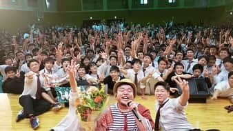 HIPPYさんのインスタグラム写真 - (HIPPYInstagram)「春高バレー全日本バレーボール高等学校選手権大会  広島県代表　桜が丘高校 ３年間毎年合唱祭で歌わせてもらってご縁がある桜が丘高校  目指して来た場所で存分に楽しんでもらいたい 郷土の誇り！めちゃんこ応援してる！ 彼女たちが歌う応援歌！チームに！地元広島に！届いた方へのエールにもなりますように  男子の崇徳高校も大熱戦に感動 聖光学院でのご縁で福島県もチェック！そして11月のツアーでの出会いを思い出す みんな頑張ってる！元気を勇気をありがとう！  #春高バレー  #桜が丘」1月6日 10時33分 - _____hippy_____